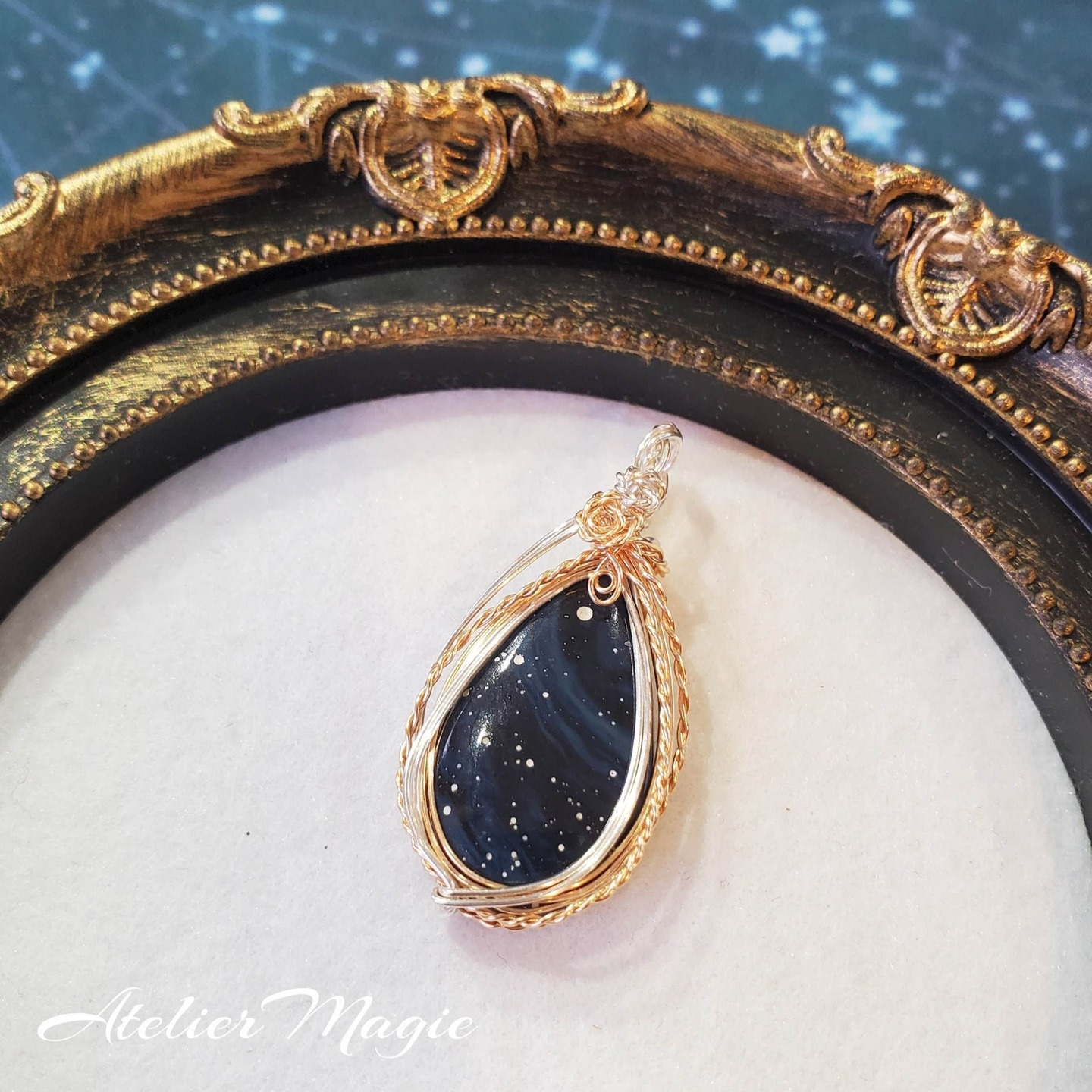 【オーダー作品紹介】
リーランドブルーストーンのペンダントトップ✨
まるで銀河のようなロマンティックな景色のピースを、ゴールド×シルバーのツインワイヤーで巻かせていただきました。物語が広がっていくような作品になり、制作時とても楽しかったです💖
星の瞬く夜空のような、幻想的な色合いと模様。
一目見て目が釘付けになりました。
リーランドブルーストーン、という名前を、このたびはじめて聞いたのですが、実はこれは「天然石(天然の鉱物)」ではなく、工業の過程で偶然的に生まれた、非常に珍しい副産物となります。
その正体は、米ミシガン州のリーランドにて、1800年代後半に稼働していた製鉄所の炉から出た「スラグ(鉄を精錬した後に残る不純物)」が固まったものです。
鉄を作る過程で溶け出した成分が、偶然にも美しいブルーやパープルの色合いとなり、ミシガン湖の厳しい波に揉まれることで、丸く天然研磨されていったそうです。
偶然の産物であるため、現在は入手困難な「幻のストーン」として扱われています。
「人の営み」と「自然の力」が長い年月を経て融合した、ユニークなヴィンテージ・ストーンというわけですね。
子どものようにワクワクする気持ち、純粋な好奇心を引き出してくれそうな雰囲気をもっています。
#アトリエマギ #門前仲町 #江東区 #人生に魔法をかける店 #天然石 #ハンドメイドアクセサリー #天然石販売 #天然石ショップ #天然石アクセサリー #パワーストーン #占い #タロット #カラーセラピー #数秘術 #オルゴナイト #レジンアクセサリー #アクセサリー作家