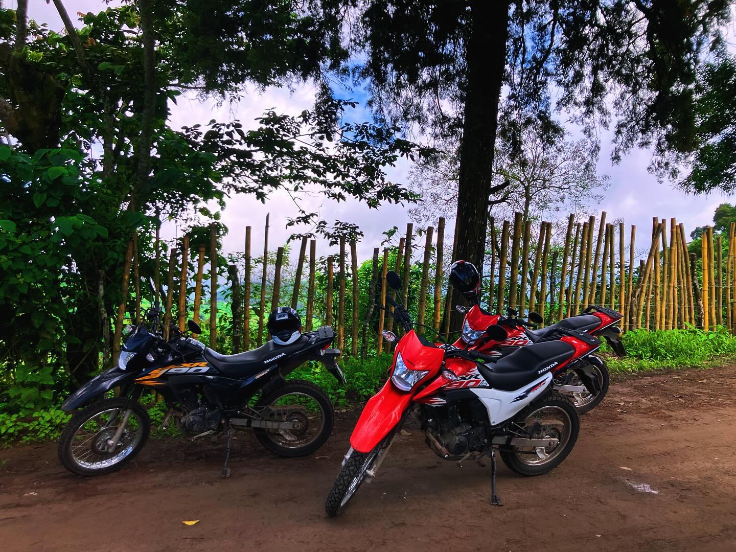 Awesome ride into the mountains! Honda XR190L dual sport, the perfect way to explore El Salvador! #elsalvador #elzonte #moto #motorcycle #motorentals #motorcyclerentals #mototours #motorcyletouring #honda #dualsport #hondaxr #hondaxr190l