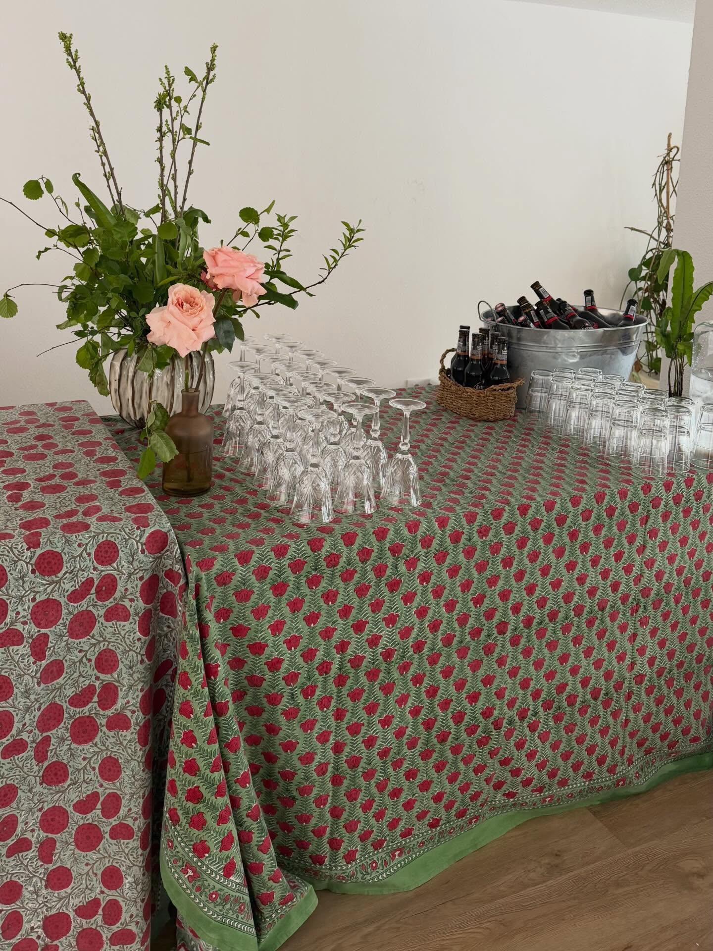 Cuando quieres celebrar pero disfrutarlo ✨
Muchas veces cuando organizamos el cumpleaños o fiesta familiar nos sobrecargamos de tareas que hacen que lleguemos a la celebración estresados y agotados… Es muy común asumir el control en la organización de una fiesta familiar pero esto hace que muchas veces no lo podamos disfrutar, coordinarlo todo, olvidos, compras de última hora, y preparar todo a contrarreloj antes de que lleguen los invitados…
Si quieres una fiesta cuidada, bonita, adaptada a tu estilo pero sin sobrecargarte de tareas somos tu mejor opción!!
Diseñamos cada evento a medida del cliente, sus necesidades y preferencias ✨
Llegamos, nos ocupamos de todo el montaje, ponerlo bonito, comida, bebidas… Y en cuanto termine recogemos todo y tú solo tendrás que centrarte en disfrutar el durante y descansar cuando termine🍷