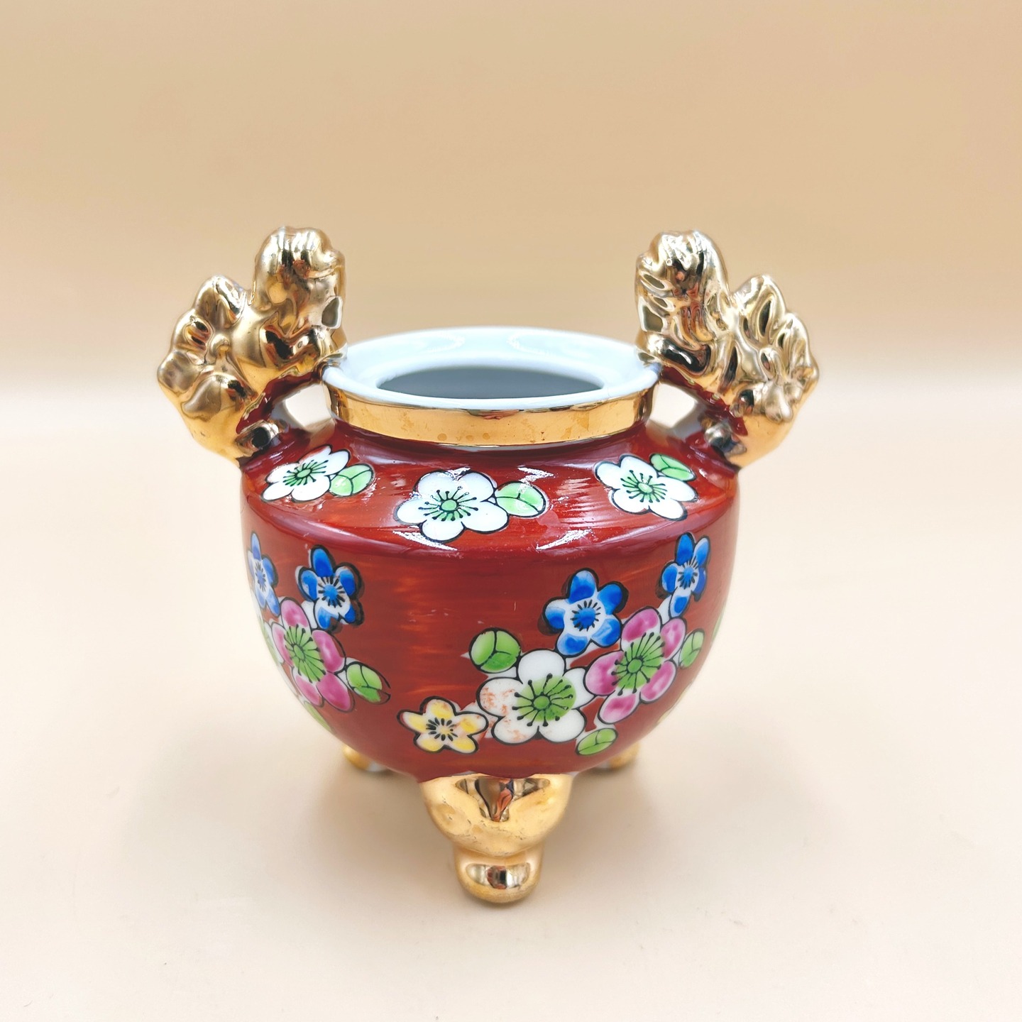 ❌ SPRZEDANA | Kadzielniczka z pieskami foo, Chiny, l. 70-80 XX w.
Niewielka kadzielniczka chińska z porcelany na trzech nóżkach (tzw. ding), udekorowana emalią naszkliwną w kwiaty wiśni i złocone lewki/pieski foo.
Stan idealny.
Wys. 8,5 cm
50 PLN + 20 PLN koszt wysyłki