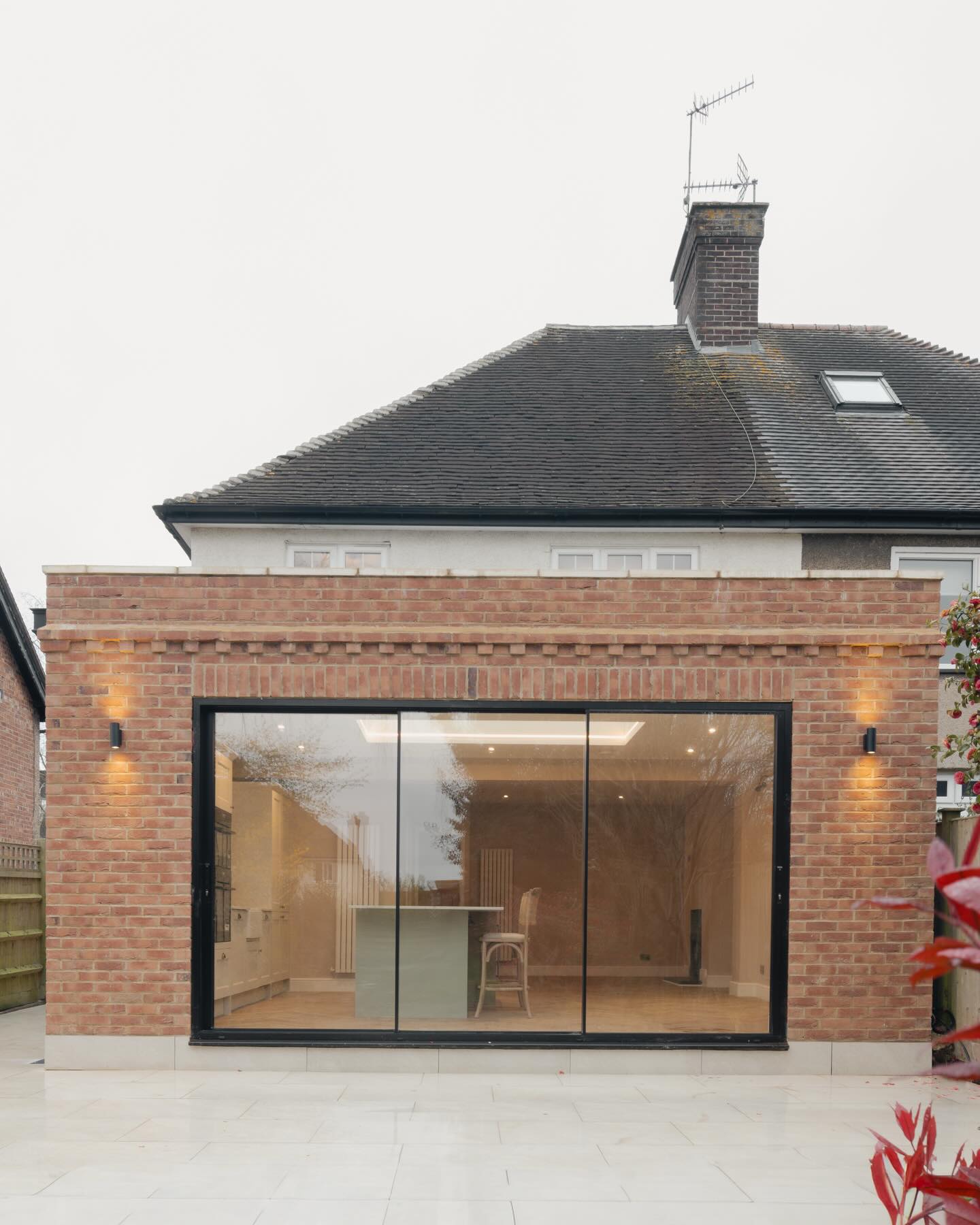 From first ideas through to completion.
Our Royal Tunbridge Wells project is now finished following a three and a half month transformation, including a full house renovation and a 4.5 metre rear extension.
The extension was design-led from the beginning, with a lot of attention given to the finer details throughout the build. A project that changed the way the house looks, feels and works day to day.
SOHO Developments | High-end builds & Refurbishments
