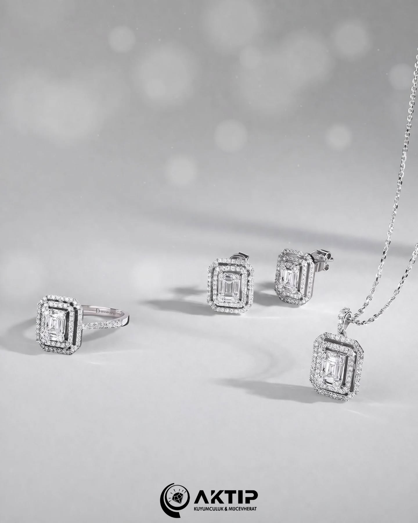 Minimalist çizgilerin pırlanta ışıltısıyla buluştuğu bu set, hem günlük şıklığınızın hem de en özel gecelerinizin vazgeçilmezi olacak.
.
📍Kırtepe Mahallesi Hükümet Caddesi Belediye Müze Blok No:12/C Merkez/Bartın
.
📞0 541 122 74 74
📞0 555 452 00 44