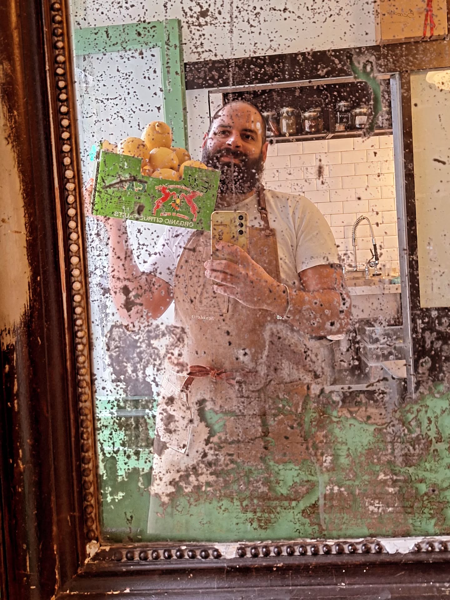 🍋🌶️ L’ÉLECTROCHOC:
Citron & Harissa
Le saviez-vous ? La folie a parfois un goût de génie.
On oublie tout ce qu’on sait sur la confiture classique. Exit la fraise de mamie (même si on l’aime), place à une expérience qui va bousculer vos papilles : notre création Citron & Harissa.
C’est l’histoire d’une rencontre improbable entre l’acidité vibrante du citron jaune et la chaleur fumée, presque terreuse, de l’harissa.
Pourquoi vous allez succomber ?
L’Attaque : Le peps immédiat du citron qui réveille le palais.
Le Cœur : La douceur du sucre qui vient arrondir l'acidité.
La Finale : Une pointe de piment qui reste en bouche, sans brûler, juste pour dire "je suis là".
Comment la déguster ? (On oublie la brioche !)
En apéro : Sur un toast de chèvre frais ou de feta rôtie.
En cuisine : Pour laquer un filet de poulet ou des carottes glacées.
Pour les audacieux : Un point de confiture sur un carré de chocolat noir intense.
Alors, cap ou pas cap de sortir de votre zone de confort ?
👇 Dites-nous en commentaire : Quel est l’ingrédient le plus insolite que vous ayez goûté avec du citron ?
.
.
.
.
#benedettoconfituresatypiques
#jam #store #paris #artisan