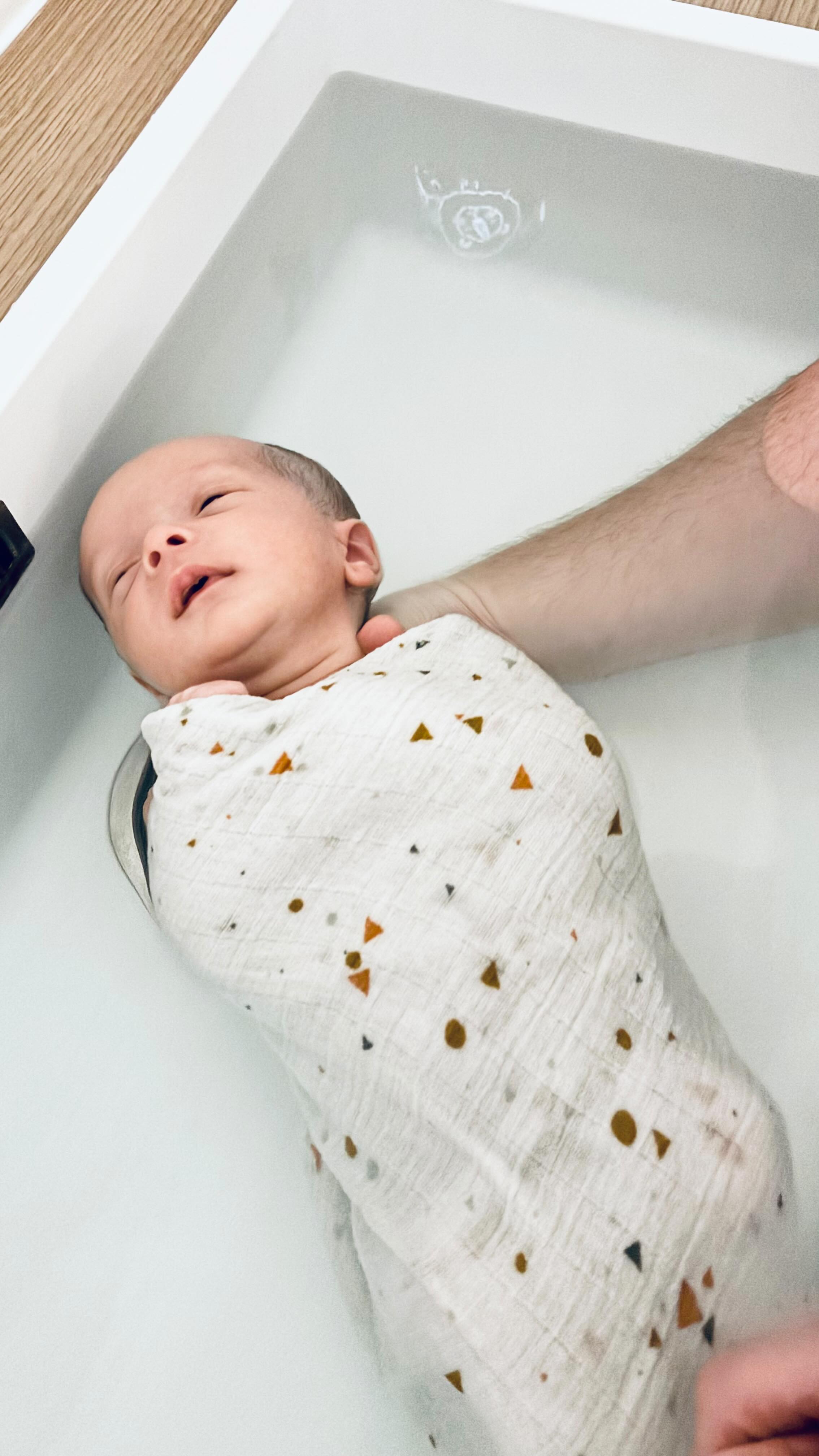 ✨ Sérénité ✨
Retrouver les sensations d’avant…
Celles où tout était doux, enveloppant, rassurant 🤍
Le bain thalasso bébé offre à ton tout-petit une véritable parenthèse de détente profonde.
Un moment unique où il peut relâcher les tensions de la naissance, s’exprimer librement… et simplement être.
Dans l’eau, ton bébé se reconnecte à ses sensations in utero
Il se détend, s’apaise, parfois même il “raconte” son histoire
Et toi, tu observes, tu ressens… tu te relies à lui autrement
C’est bien plus qu’un bain.
C’est une rencontre. Un moment suspendu. Une bulle de sérénité.
✨ Idéal dans les premières semaines de vie
✨ Adapté aux bébés ayant vécu une naissance intense ou rapide
✨ Un vrai cadeau de bienvenue pour ton bébé
📍 Séances sur rendez-vous
👩🏽Offre à ton bébé ce moment unique de douceur et de lâcher-prise.
🤍 Les places sont limitées pour préserver la qualité de chaque accompagnement.
#chateauneuflesmartigues #bainthalasso #massagebébé #cotebleue #martigues