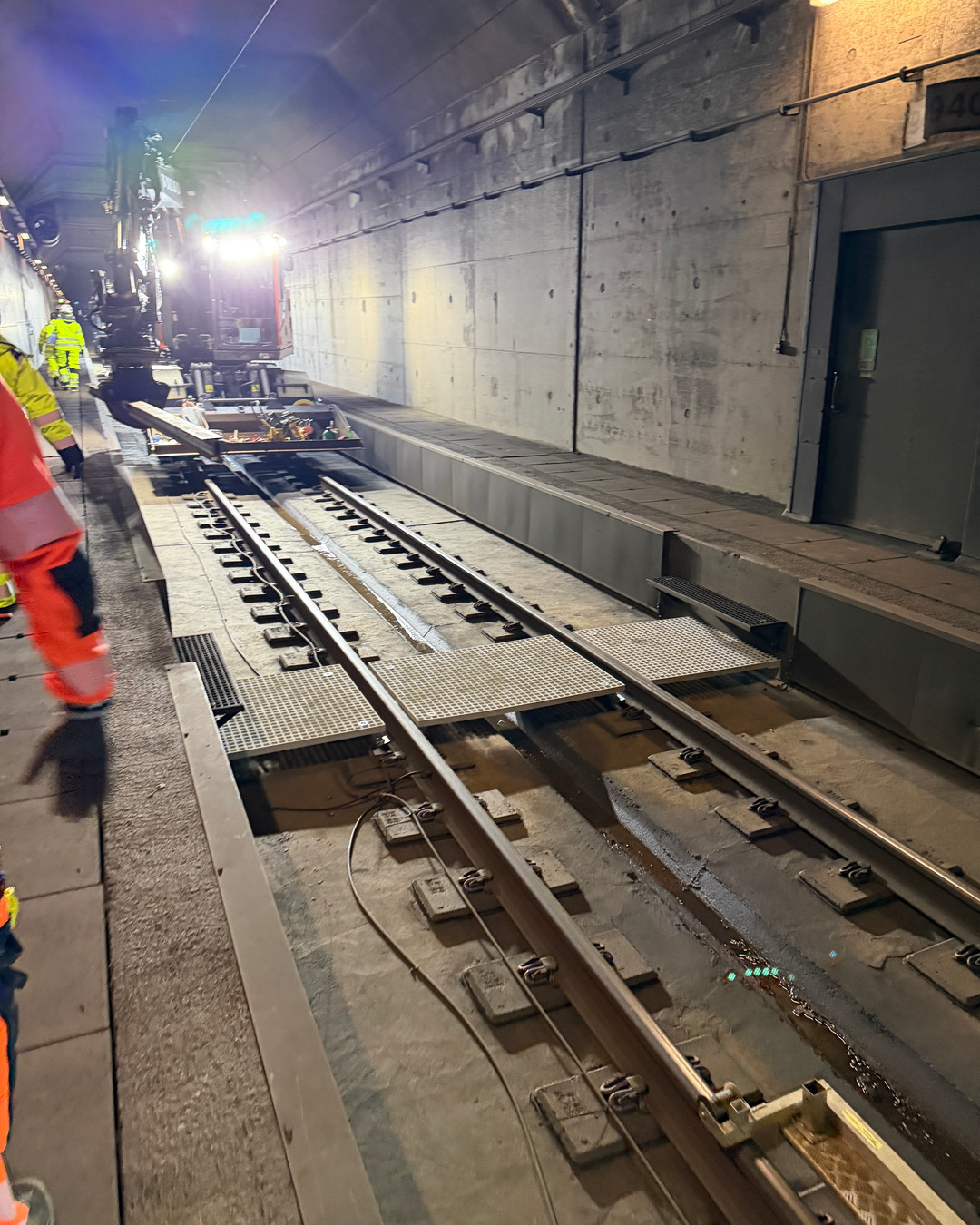 Tillsammans med Öresundsförbindelsen installerade StrongLite 2st övergångar för en test i Öresundstunneln. Kunden va mycket nöjd med resultatet och diskussioner och eventuella förbättringar skall nu diskuteras för att gå vidare för ett 50-tal övergångar genom hela tunneln.
#StrongLite #GRP #VARIO #FRP #GAP #Tunnel #Öresund #Gallerdurk #Rister