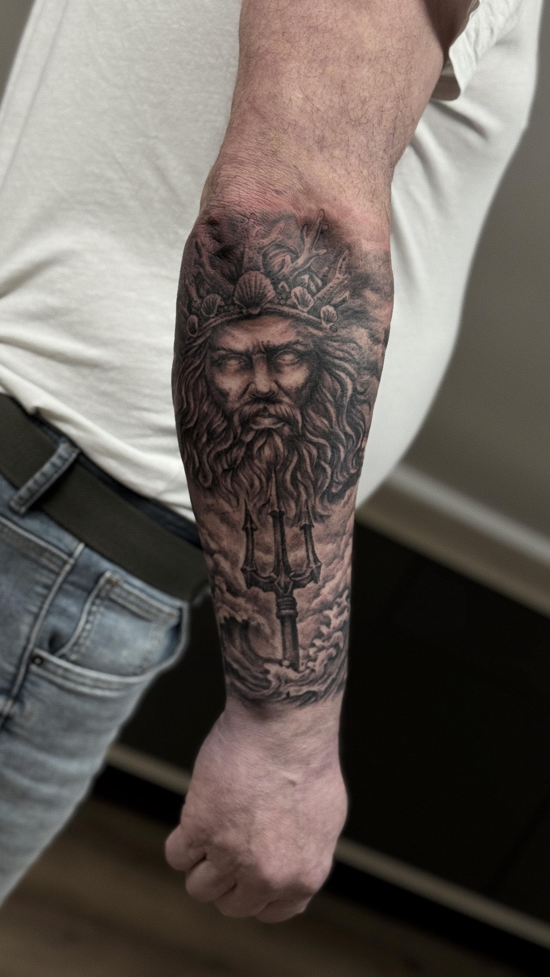 Posejdon w czerni i szarości.
Siła, spokój i chaos w jednym projekcie.
#tatuaż #tattooart #blackandgrey #realistictattoo #polskitatuaż