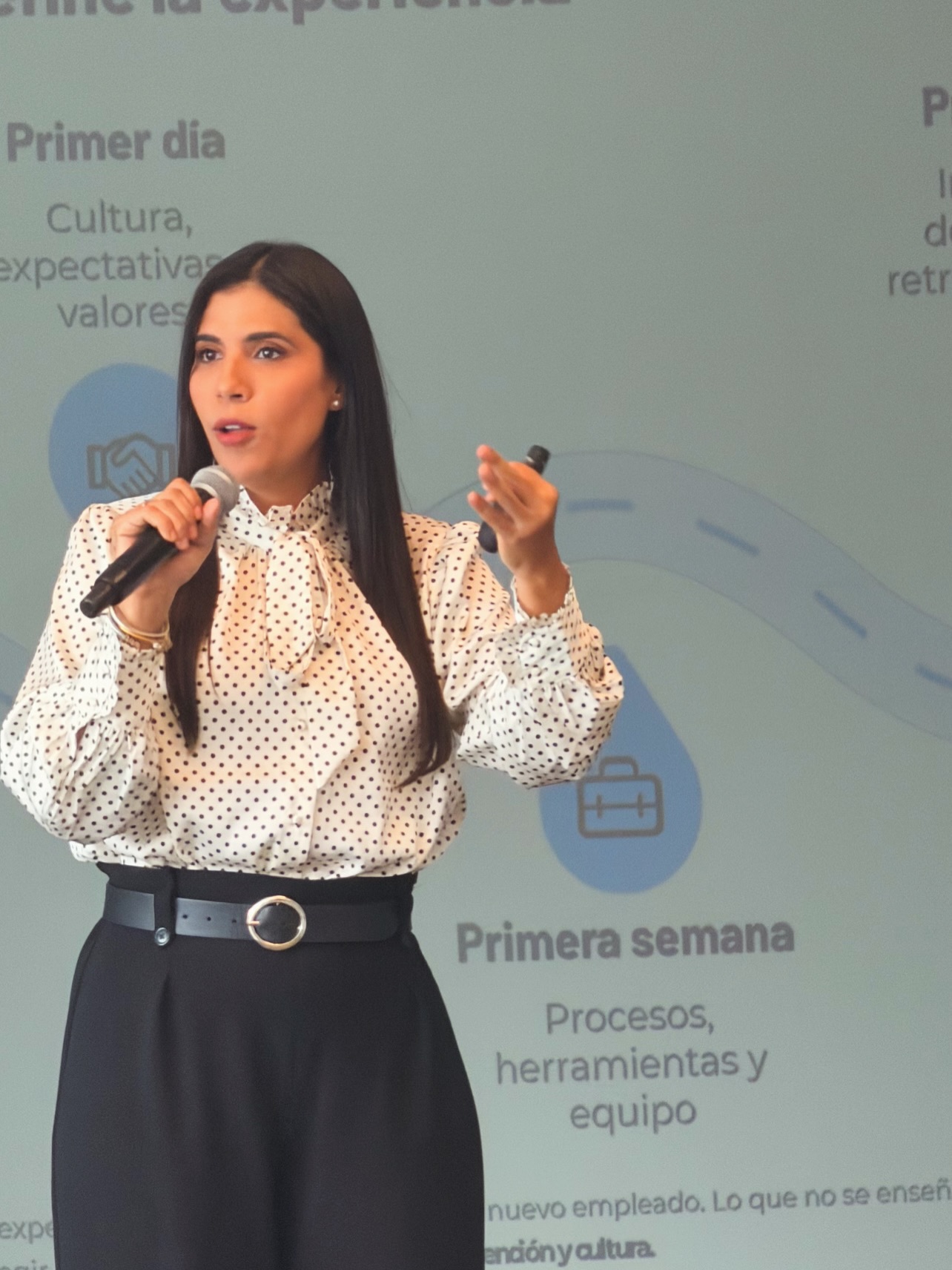 No es falta de talento.
Es falta de estructura.
Muchas empresas dicen que quieren mejores líderes…
pero no crean espacios para desarrollarlos.
El liderazgo no se improvisa.
Se diseña.
Se entrena.
Se exige.
Gracias al @laboratorioclinicotoledo y a la Lcda. @iliamargarita por apostar a lo que muchos aún creen que pasa por casualidad: desarrollar liderazgo de forma intencional.
Porque al final,
las organizaciones no reflejan lo que dicen…
reflejan cómo lideran. 📊
Gracias por invitarnos a su retiro de líderes. Gracias por confiar en Atriah uno de sus activos más preciados. Su gente ✨
#Atriah #hrconsulting #humanresources