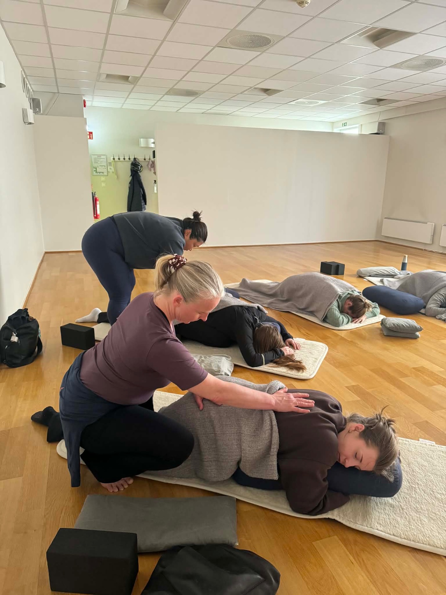 Et deilig yogaspa med Faranak Nemati @faranemati_ ble gjennomført på lørdag med eteriske oljer og berøring fra Faranak med to assistenter, Kristine og Tove. Hvis du vil være med på yogaspa neste gang, sikre deg plass lørdag 25. april.
🌸🍃
I mellomtiden kan du som vil ha litt ekstra yin-yoga være med på yin-yoga og breathwork med @fatima.sidhree allerede nå fredag 17. april kl. 17.30.
🌸💕
www.osloyoga.no/events