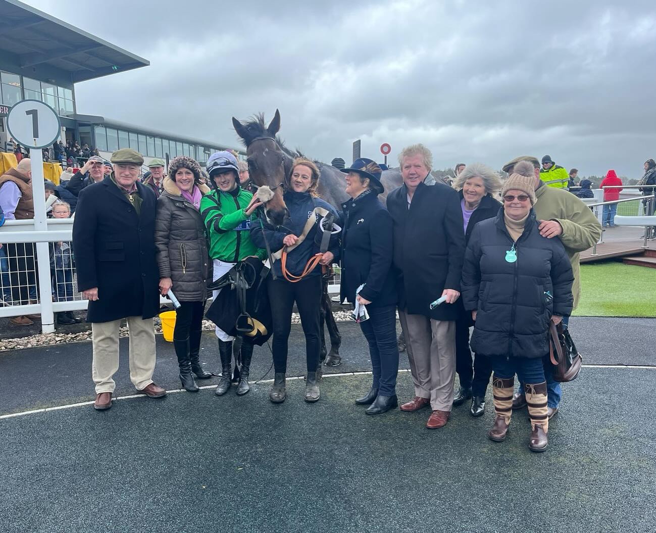 🥂3 winners / 24hrs🥂
🥇Mister Barclay
🥇Navajo Indy
🥇Issam
A HUGE thank you to the hard working team at home that make things like this happen, Jordan for some inspired rides and a wonderfully supportive group of owners and sponsors . Back down to earth and ready to run some more ….🐎