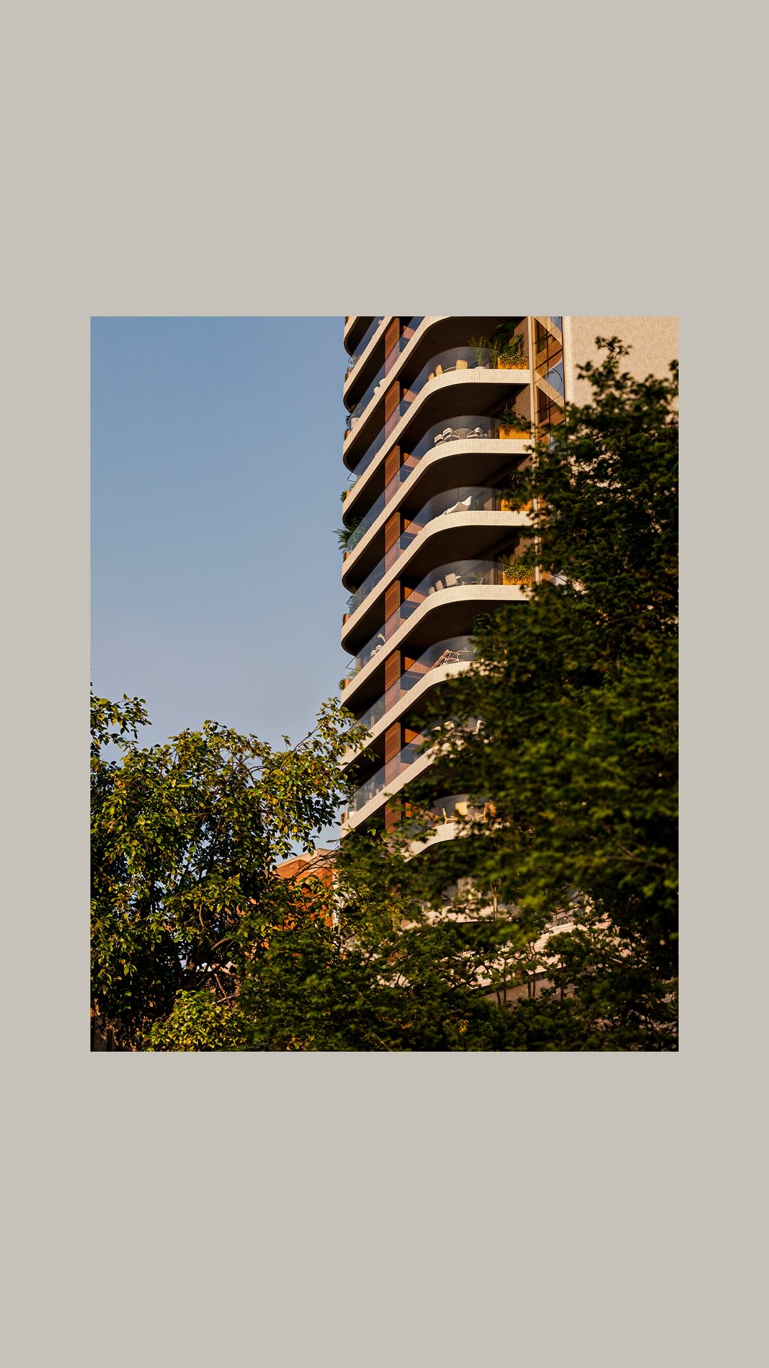 Todo projeto relevante nasce de encontros; linguagens distintas que se conectam para revelar uma ideia maior de espaço, cidade e vida.
Para o MOSAICO Rodrigues Alves, @abreuebarros, @renatamatosarq e @cintiasenna_paisagismo entrelaçam seus repertórios em uma arquitetura precisa, onde cada traço tem autoria, propósito e significado.
Apartamentos de 138m2 e 180m2 | 3 e 4 suítes
📍Av. Rodrigues Alves, 646
Mais informações: (84) 98681-3322
Construção: @interproj
#ItHomes #ImóveisExcepcionais #CuradoriadeImóveis #MOSAICO