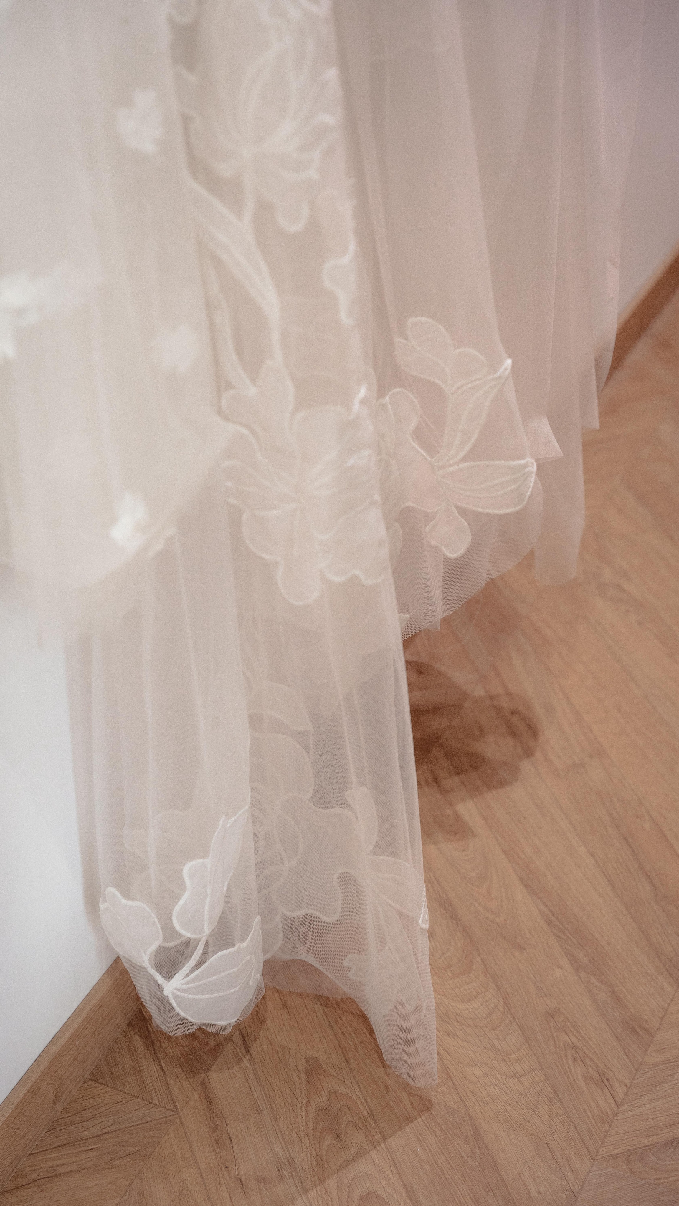 Saison des retouches activée… mais mission n°1 : venir à bout des plis rebelles ! 😅
#humour #mariage2026 #robedemariée #robedesoirée #weeding