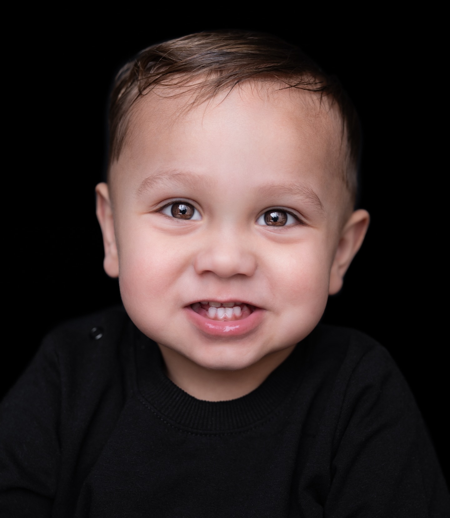 Inay ๐ค๐ธ..
Drie fotoโs. Zelfde shoot. Zelfde kindje. Maar drie verschillende blikken โจ. En precies dat maakt een shoot zo leuk. In een korte tijd ontstaan er zoveel verschillende momenten: een lach, een serieuze blik, iets dromerigsโฆ allemaal even puur.
Welke foto is jullie favoriet? โคต๏ธ