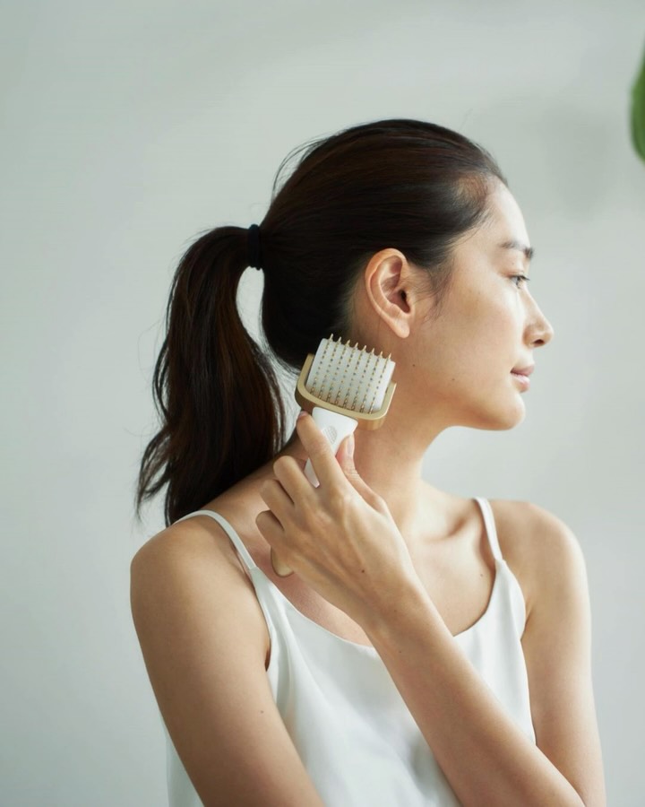 Les outils japonais pour détendre efficacement
Suite à notre dernier post, nous expliquons les 3 zones du corps à détendre pour lifter le visage.
Ici, vous découvrirez pourquoi détendre avec les mains seules ne suffit pas toujours. En exerçant une pression avec nos mains, on peut créer des tensions ailleurs.
De plus, les mains ne permettent pas d’atteindre certaines tensions profondes.
Les outils japonais, eux, sont spécialement conçus pour aller plus loin, plus profondément, et plus précisément.
Cuir chevelu
Cette zone souvent oubliée est essentielle pour le lifting du visage. Les brosses Kenzan ou les accessoires à picots permettent d’activer la circulation sanguine et lymphatique.
Nuque & trapèzes
Pour relancer la circulation et détendre les zones larges telles que les trapèzes, le Body Meditation Roller est idéal. Ensuite, le Body Driver, ayant une portée de 7 cm sous la peau, permet de cibler les tensions ancrées dans le muscle. Tandis que le Head Driver, avec une portée de 4,5 cm, est parfait pour cibler des points de tension bien localisés.
Mâchoire
Le Face Pointer permet de relâcher les masséters en profondeur, idéal contre le bruxisme, tandis que le Head Driver, plus large et plus profond, apporte davantage d’efficacité sur cette zone.
Bonus : relubrifier les fascias
Après la détente musculaire, il est important de relancer la glisse des tissus : la peau devient plus souple et rebondit.
Version mains libres (EMS)
Pour une détente profonde de la nuque et des épaules, le mode détente du Face Player II permet de travailler ces zones sans effort.