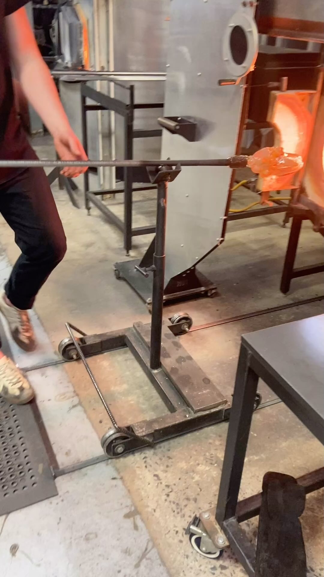 Golden coyote skull before her shine up 🌟
I didn’t get a video of it but I’m excited to see her after the reduction. I always love some shiny bits! 💫
Thank you @davidschnuckel for the amazing assist ⭐️
#glassblowing #skull #skullart #glass