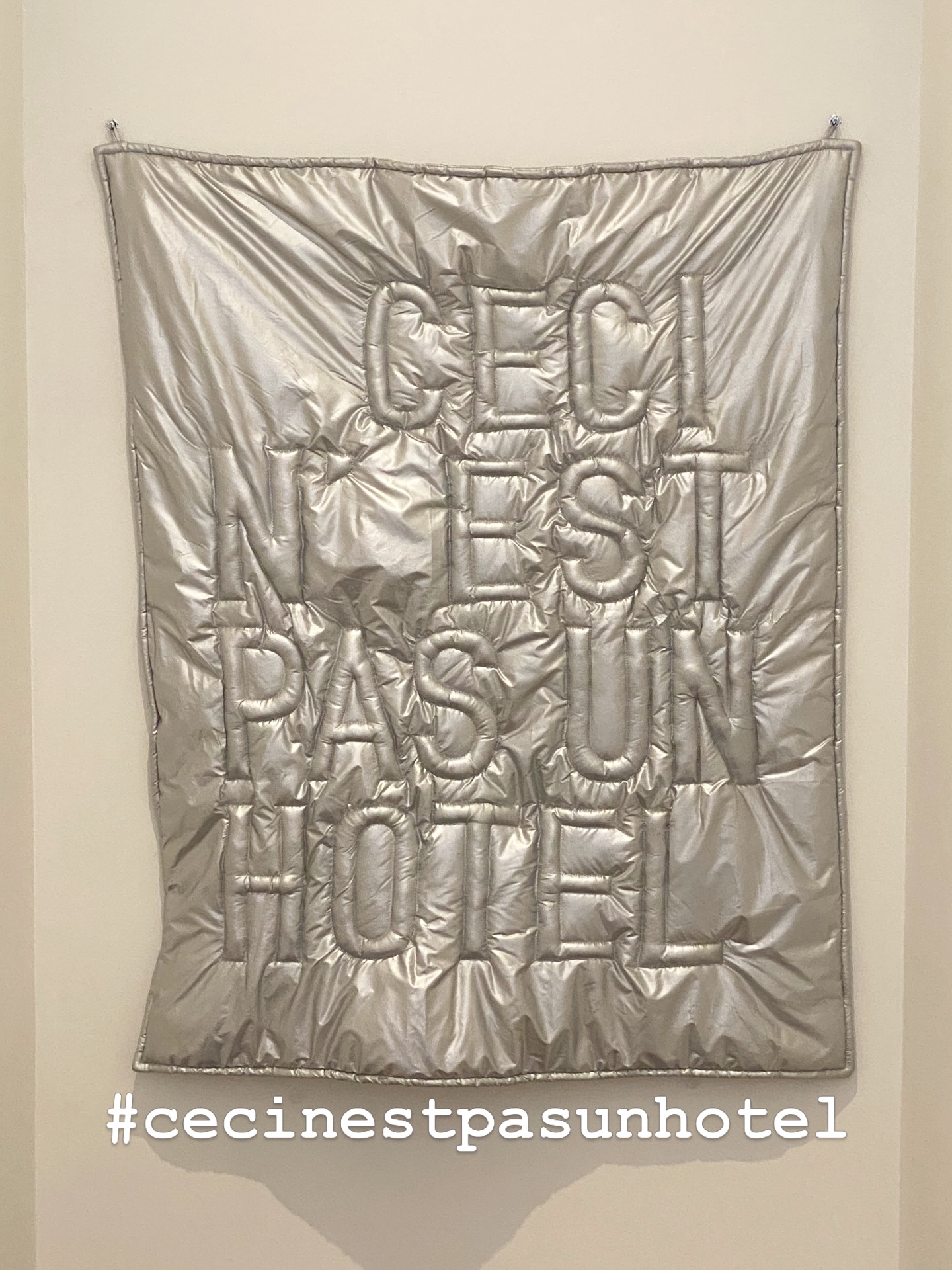 #cecinestpasunhotel :
c’est beaucoup plus petit et aussi beaucoup plus grand.
Une grande enveloppe de calme et d’apaisement. de confort.
Vibration & énergie, soin et poésie, être bons vivants tout simplement.
Bienvenue !
#thisisenotahotel:
It’s much smaller—and yet so much bigger.
A vast embrace of calm and serenity. Of comfort.
Vibration & energy, care and poetry—simply living life to the fullest.
Bienvenue !