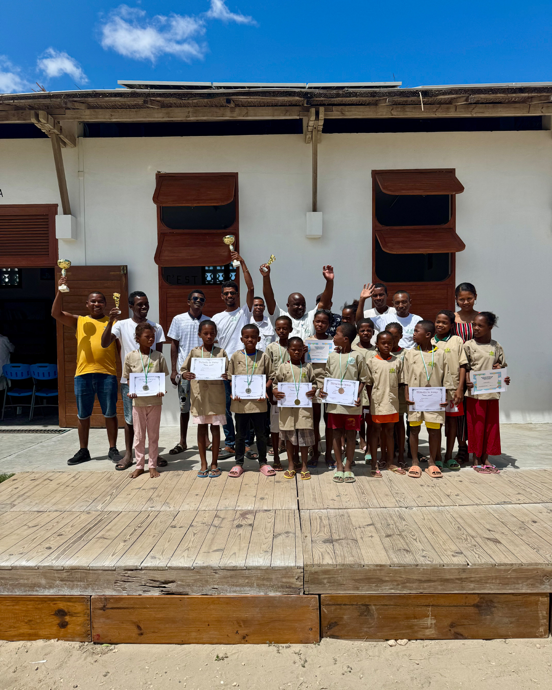 Les journées des écoles avec Christine, bénévole
Je savais combien les journées des écoles comptaient pour les enfants et leurs instituteurs. Cette année, j’ai eu la chance de les partager.
J’ai d’abord participé aux réunions de l’équipe pédagogique pour préparer les festivités : quels jeux organiser et à quels moments. Comme chaque année, les finalistes de CM1 et CM2 des six écoles ont participé au traditionnel concours de lecture mis en place par Nicole puis suivi par Fabienne et moi ; nous étions toutes deux dans le jury. Pour la première fois, j’ai aussi proposé un concours de poésie pour les CP2, afin qu’eux aussi aient leur défi.
Dans chaque école, les finalistes de CP2 ont récité « Trois escargots » de Maurice Carême. Certaines classes avaient poussé le détail jusqu’aux chapeaux décorés d’animaux pour rendre le moment encore plus vivant, tandis que les CM1 et CM2 nous lisaient Le Petit Prince d’Antoine de Saint-Exupéry. Se mesurer aux autres n’est jamais facile, mais chacun est reparti avec une récompense et surtout avec un grand sourire. « On ne voit bien qu’avec le cœur », dit le renard.
#education #fetedesecoles #Madagascar #poesie #concours #MauriceCareme #SaintExupery #PetitPrince