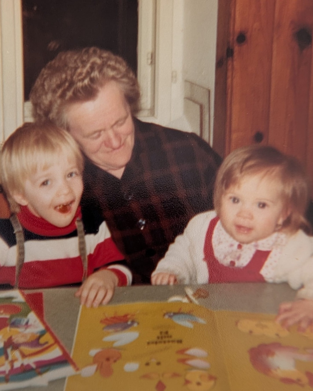 Ich will ich will ich will...
Meine Mama hat immer gesagt, dass ich sehr viel Willenskraft habe. Das hat sie schon im Babyalter gemerkt, sagt sie. Ich hab den Brei ausgespuckt den mein Bruder so brav gemampft hat. Und den anderen Brei auch, und den ganz anderen auch... Sie war erstaunt, nach einem recht unkomplizierten ersten Kind.
Ja, und wenn wir dann größer werden und mit der Willenskraft was erreichen wollen, dann sind wir stolz, weil es uns gelingt.
Als erwachsene Menschen kommt uns die Willenskraft spätestens dann in die Quere, wenn wir uns den Schädel zum wiederholten male fest anrennen...
Klar hat sie viel Gutes, unsere Willenskraft. Doch kommts darauf an, wofür und wie wir sie einsetzen. Und wo wir sie eben nicht einsetzen.
Wieviel hilft es, wenn ich die Evolution oder Urgesetze mit ganzer Willenskraft aufhalten will?
Yep. Schwierig.
Mehr dazu im April im Online-Raum:
outgrow yourself.
#outgrowyourself
#dieevolutionindir
#gewohnheitenändern