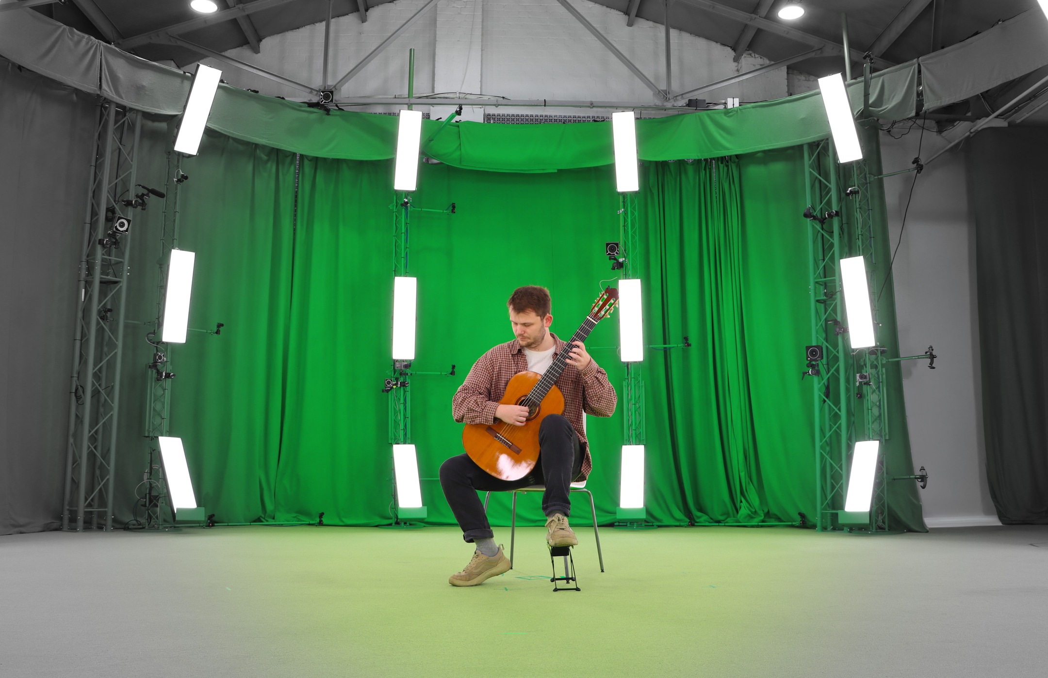 It's not every day that we have an award-winning musician in the studio, but recently we were lucky enough to host Luke Tyrrell (@luketyrrellplaysguitar) for a volumetric capture session. 🎸🎼
While Luke strummed through a number of different pieces, we tested our @4dviews.company Holosys capture system, specifically looking into the quality of the finger capture - a key component of creating a compelling volcap performance.
Stay tuned for more volcap content, and be sure to take a look at Luke’s work ➡️ @luketyrrellplaysguitar
#volumetriccapture #volcap #gaussiansplatting #immersivetech #guitar #classicalguitar #performance #performer #musician