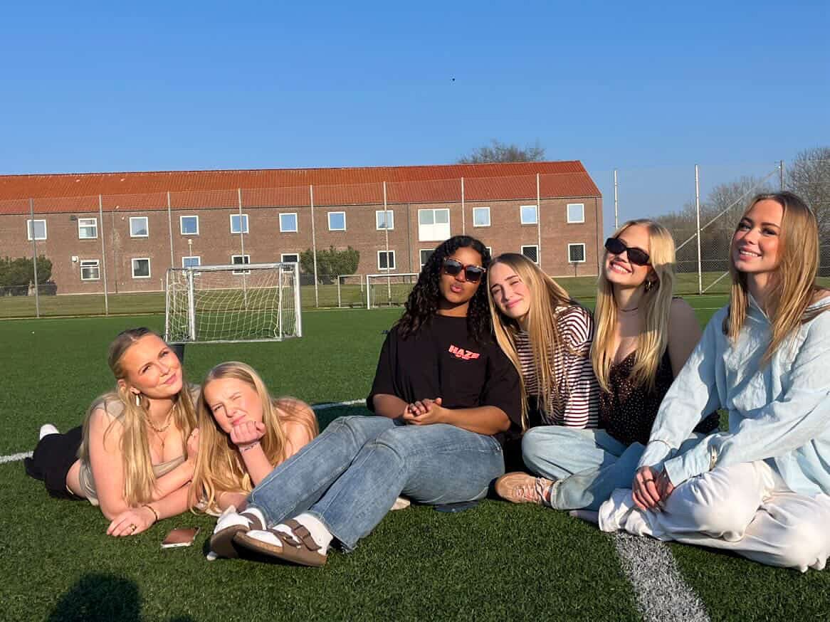 ☀️ Kan I mærke det? 🤪 Sommeren er på vej, og vores elever nyder det i fulde drag! 🫶🏻😍