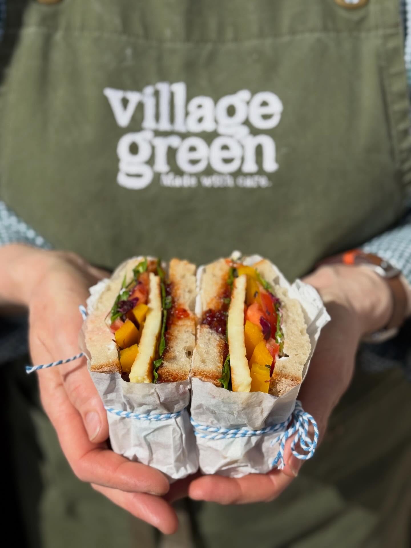 Halloumi, hot honey, chill jam, pepper, leaves, toms all wrapped up in @welbeckbakehouse sourdough.
Perfect takeout for a gorgeous Spring day.
#cafelife #takeaway #picnicfood #sandwichlover