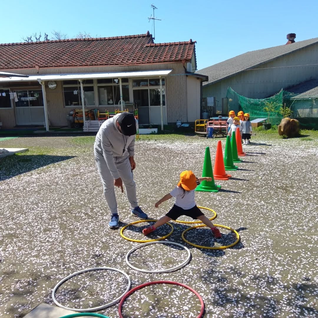 昨日から新学期がスタートし、今日は体育指導がありました。新しいクラスになって初めての体育指導でとても気合が入っていた子どもたち!
ジャンプや前転、鬼ごっこなどで身体を動かしました。
#川南町
#新年度スタート
#体育指導
#sun遊体育教室