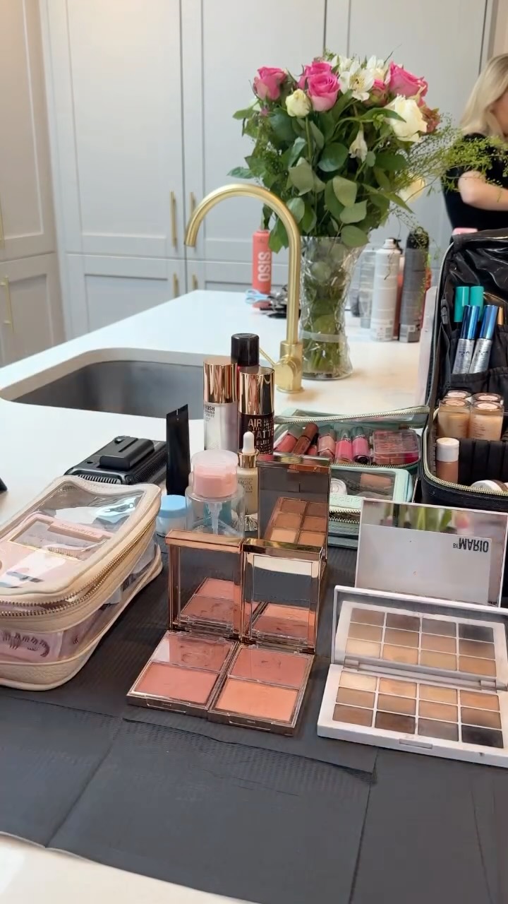 get ready for plenty of kit related content this wedding season ✨
And what a lush kitchen to set up in 🤩
#londonmakeupartist #destinationmakeupartist #bridalmakeup
Makeup artist kit set up
Set up my makeup kit wedding day
Natural bridal makeup London Hertfordshire