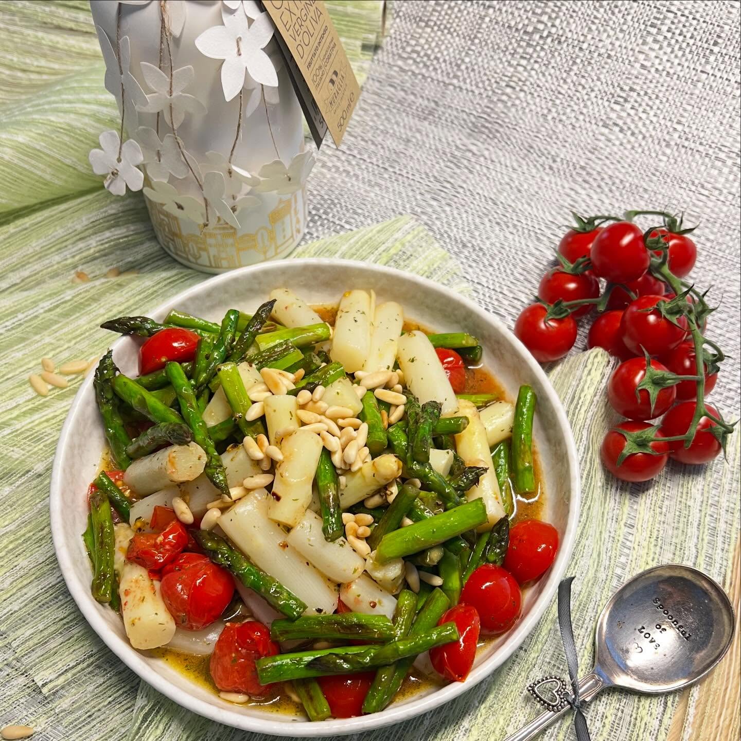 Spargelsalat mit Tomaten und Pinienkerne
Weisser und grüner Spargel, saftige Tomaten und knusprige Pinienkerne – eine Kombi, die einfach funktioniert.
Der lauwarme Spargelsalat ist leicht, aromatisch und perfekt für alle, die es unkompliziert, aber richtig gut mögen.
…Frühling, den man essen kann.
Zutaten für 2 Personen als Hauptgericht:
400 g weisser Spargel
400 g grüner Spargel
200 g Cherrytomaten
20 g Pinienkerne
2 TL Salz
1 TL Zucker
Dressing:
4 EL Olivenöl
6 EL Weisser Balsamico Essig
1 TL Senf
1-2 TL Honig
Salz, Pfeffer & Salatgewürz
Zubereitung:
Den weissen Spargel schälen und die holzigen Enden bei beiden Spargelsorten abschneiden.
Pinienkerne ohne Öl in einer Pfanne hellbraun anrösten.
Für die weissen Spargel Wasser mit Salz und Zucker zum Kochen bringen und den Spargel 10-12 Minuten kochen.
In der Zwischenzeit die Cherrytomaten halbieren.
Olivenöl in einer Pfanne erhitzen und den grünen Spargel ca. 10-15 Minuten anbraten. 5 Minuten vor Ende die Tomaten dazu geben und alles mit Salz und Pfeffer würzen.
Für das Dressing Honig, Senf, Olivenöl, Balsamico Essig miteinander verrühren und mit den Gewürzen abschmecken.
Zum Schluss die warmen Spargel, Tomaten und Pinienkerne in die Schüssel geben und mischen.
Den Salat etwa 10 Minuten ziehen lassen, dann Servieren.
En Guete !
Der Salat lässt sich gut im Kühlschrank für 1-2 Tage aufbewahren.
Wer eine vegane Variante bevorzugt – einfach den Honig durch Ahornsirup ersetzen.
#thekitchenwitches #salat #salad #vegetarian #veganfood