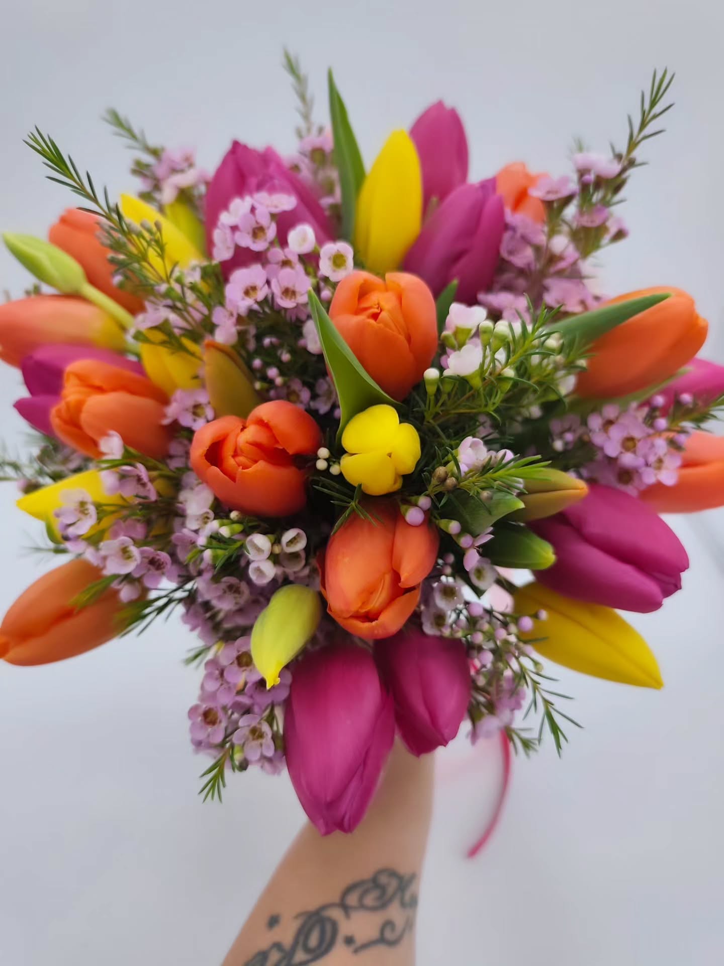 🧡💛 Wedding day du 4-04 💛🧡
Mariage du jour haut en couleurs !
Avec le soleil en prime !
Réalisation de 60fioles fleuries pour les tables
Bouquet de mariée 100% tulipes
Boutonnières
Et pour le mariage civil, un bouquet de mariée en arums et boutonnière assortie !
Un grand merci pour votre confiance 🧡
Tous nos vœux de bonheur !
🧡🩷🤍💛🧡🩷🤍💛🧡🩷🤍🧡💛
#petalesdemotion
#lachapelledelatour
#fleuriste
#weddingflowers
#mariage2026