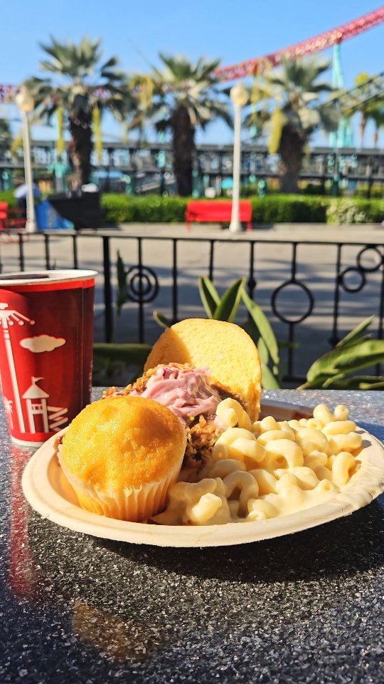 One last taste at #berryfestival at #knottsberryfarm https://youtu.be/_11AgD8FwMU