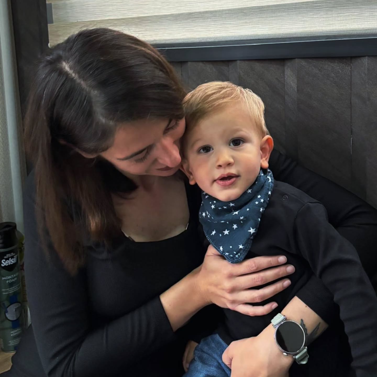 Çokta kolay bir hayat yaşamamış olmama rağmen hayatımın en kötü, en mutlu, en yorgun, en huzurlu, en uykusuz, en dinç, en duygusal, en neşeli, en Yalnızz günlerini yaşadım.. Dışarıdan her şey tozpembe gibi gözükse de o kadar tükenmiş ayakta kaldım ki bu kadar güçlü olduğumu ben bile bilmiyordum. Her defasında şaşırdım, değiştim, dönüştüm..
☆En dipteyken bir bakışla göklere çıkınca anladım ki tamam ben 'Anne' oldum. En tahammülsüz seviyede anlık bir gülüşle regüle oldum.
°Ne yapacağımı bilmediğim için bol bol çuvalladığım, kendime yapılan hatalara sustuğum ama çocuğum için daha fazla hak aradığım bir sene oldu.
°Kadın, anne, öğretmen, arkadaş, eş, çocuk, öğrenci tüm kimliklerimdeki sorumlulukları yönetebildim fakat duyguları aynı anda yönetmeyi ÖĞRENEMEDİM.
°Her durumda kendi kendine yetip arttırıp bir de evladıma 'can' olmayı başardım 🫶 (ve tüm annelere sempati duymaya başlamam bu nedenledir)
Yeni yaşımda kurduğum hayalleri gerçeğe dönüştürmek için daha çok çalışacağım🤝.
Kendime de kocaman bir "aferin kız sana, helal olsun" hediye ediyorum..
Hoşgeldin 34 ✨️