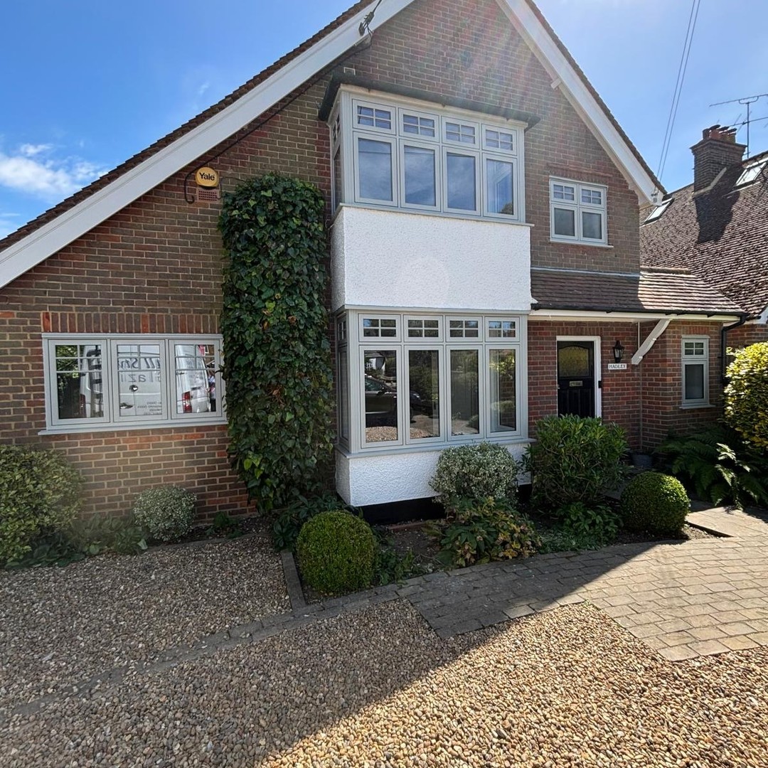 Our latest project in Painswick Timberlook flush casement windows that blend traditional aesthetics with cutting-edge performance. 🏡
Swipe to the end for before pictures! #WindowMakeover #HomeImprovement #flushcasementwindows