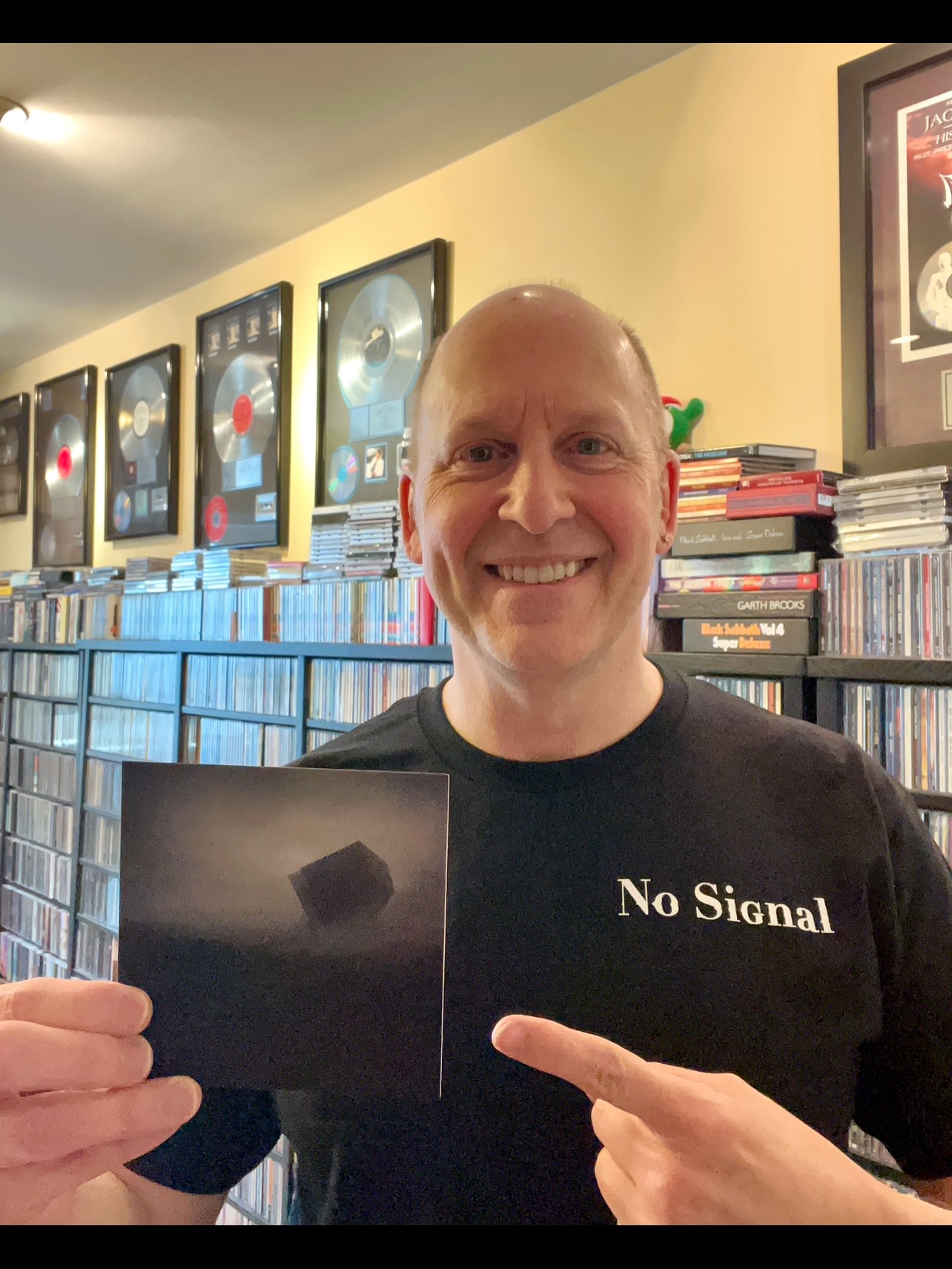 I’m in a NO SIGNAL kind of mood today!
Distorted Reality by @4no3signal2
This was a fun one to mix!!!! 🎛️
Very creative songwriting and arrangements! 🎶
@rileyschmelzer
@nic.kubes.drummer
@jake_demarco
@boulderlifestyle
#engineer #nosignal #grammymixer
#cdcollection #vibbcollection