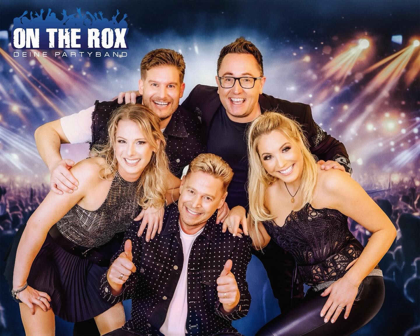 Neue Bilder, gleiche Chaoten – Saison 2026 kann kommen. Danke an unsere Fotografen @chocolatsides / @leydelpromotion und an unsere Visagistin @luxuslashes_bremen , die uns so hübsch gemacht und uns den Raum zur Verfügung gestellt hat 😄 🫶♥️😚#partyband #newpost😍 #newpics #saisonstart