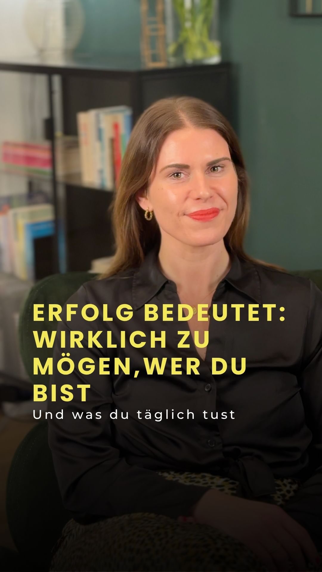 Hier findest du weitere Tipps, neue Blickwinkel und vertiefende Reflexionsfragen zum Video ⬇️
Erfolg ist kein statisches Ziel, das von außen vorgegeben wird, sondern ein innerer Zustand. Wenn du den Großteil deines Alltags nur noch im Funktionsmodus verbringst, darfst du dich fragen, wessen Definition von Erfolg du gerade eigentlich hinterher rennst. Du kannst dich jederzeit entscheiden, deine eigenen Maßstäbe zu setzen und ein Leben zu führen, das sich für dich – und nicht nur für andere – gut anfühlt.
Der Deep Dive in deine Selbstreflexion:
- Renne ich Zielen hinterher, die eigentlich gar nicht meine eigenen sind, nur weil ich die Anerkennung von Familie oder Freunden nicht verlieren möchte?
- Halte ich mich ständig im Funktionsmodus fest, weil ich befürchte, dass mein Wert ohne meine ständige Leistung sofort sinkt?
- Vergleiche ich mich mit den Highlights anderer, weil ich mir meiner eigenen Fortschritte noch nicht sicher genug bin?
- Erschaffe ich mir gerade ein Leben, das nach außen hin perfekt aussieht, sich für mich innerlich aber gar nicht richtig anfühlt?
- Traue ich mir zu, meine eigene Geschwindigkeit zu wählen, auch wenn ich befürchte, dadurch „zu langsam“ für andere zu sein?
- Verwechsle ich äußeren Status mit innerem Erfolg, um eine tief sitzende Unsicherheit zu überdecken?
- Welchen Preis zahle ich für ein Leben, das ich eigentlich gar nicht führen möchte, nur um niemanden zu enttäuschen?
📌 Speichere dir das Video, um jederzeit darauf zurückkommen zu können.
+ Folge mir für tägliche Inspiration und Coaching Tools für echte Umsetzung im Alltag. Auf meinem Kanal geht es um Selbstführung, Klarheit, Kommunikation und echtes Selbstbewusstsein.
🎯 Du suchst Unterstützung bei deiner persönlichen Entwicklung? Als systemischer Coach biete ich auch 1:1 Online Coachings an 💻
#Selbstführung #Erfolg #Persönlichkeitsentwicklung #Klarheit #Mindset