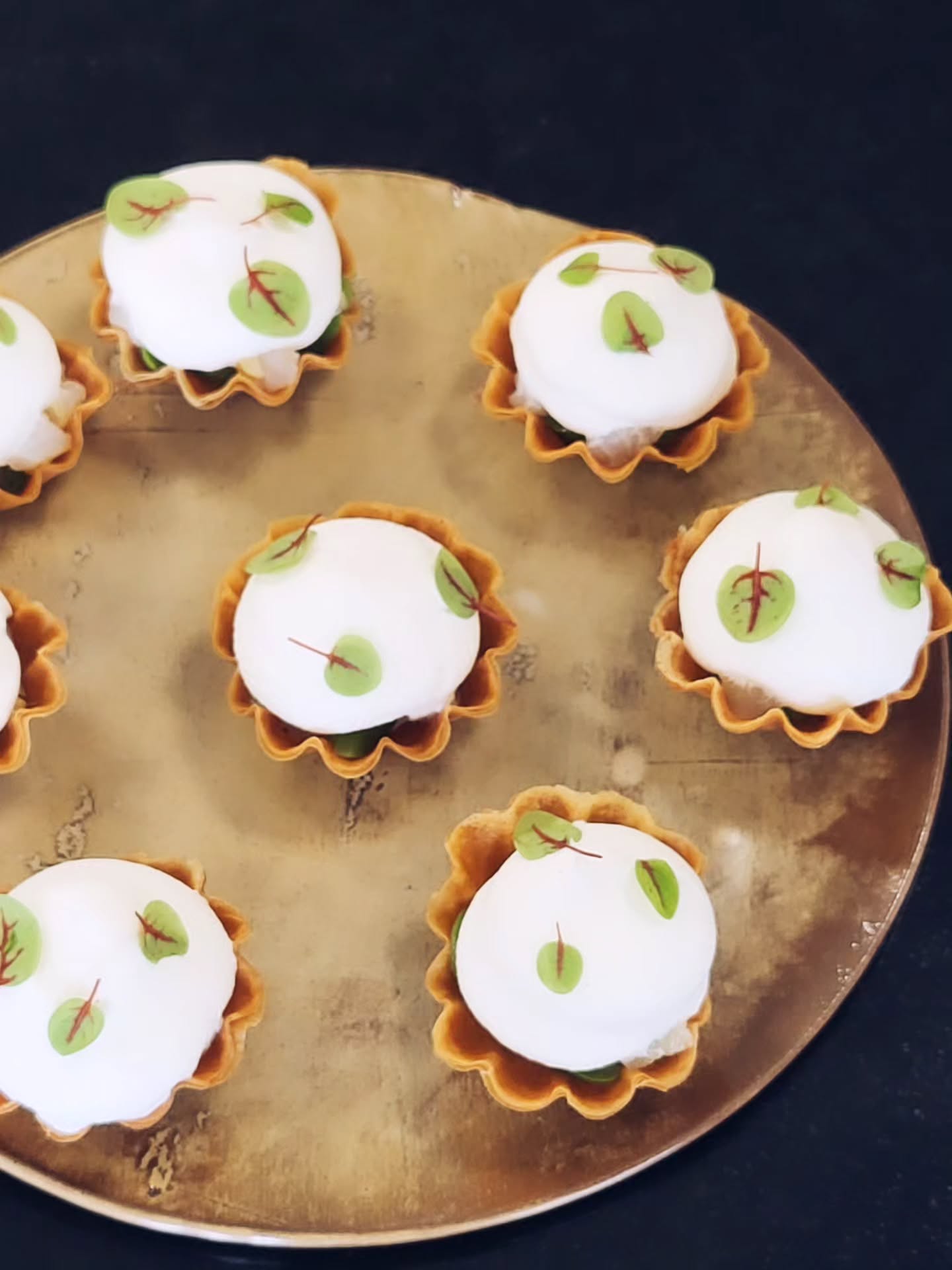 Il y a un mois tout pile, je suis partie me former à nouveau chez @ecole_ducasse avec le talenteux chef @chef_tony.salomon, pour pousser encore plus loin la partie salée de vos cocktails ✨
Voici un mini aperçu de ce que j’ai pu travailler 👇
La carte est encore en création… mais promis, elle arrive très très bientôt ! 🤍
#traiteur #cocktailsalé #evenementiel #alainducasse #piecescocktails