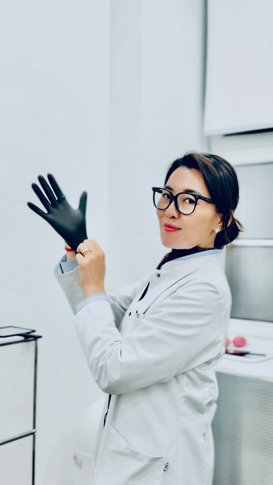 Auch wenn der Arbeitstag voll und lang ist und die Mittagspause manchmal ausfällt… für mich bleibt eine Sache gleich…
Ich nehme mir immer genug Zeit für dich! 😍
Ich habe nicht mehrere Praxenstandorte, keine angestellten Ärzte, keine Sonderangebote, keine 10 Minuten Termine, keine Aktionsrabatte.
Wenn du mich hier siehst und es dir gefällt, was ich mache, was ich sage und wie ich arbeite und du einen Termin buchst, dann landest du auch bei MIR. Immer ♥️
Keine Weitergabe.Kein System dahinter. Kein Kompromiss
Und wenn du schon mal bei mir warst, dann kennst du das…
Ich bin in dem Moment wirklich nur bei dir🫶🏻
#beautydoctor #düsseldorf #praxisalltag #ästhetischemedizin