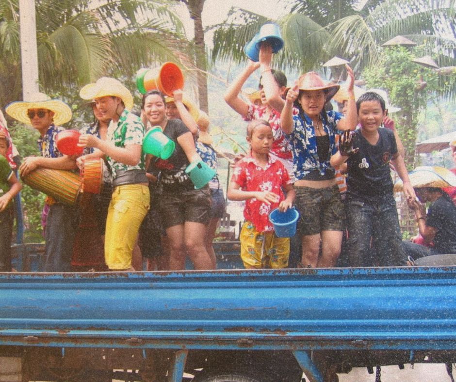 💦 Le Laos comme vous ne l’avez jamais vu !
Bienvenue à Pi Mai Lao, le Nouvel An laotien ✨
🔥 3 jours (et souvent plus) de fête
💧 des batailles d’eau partout
🙏 des rituels spirituels dans les temples
🎉 une ambiance unique au monde
Mais surtout…
👉 une vraie symbolique : purifier le passé et accueillir une nouvelle année pleine de chance et d’énergie positive
À Luang Prabang, tout prend une autre dimension… entre traditions et célébrations.
Chez ORLA Tours, on vous fait vivre cette expérience de l’intérieur ❤️
👉 Lien pour créer votre voyage sur mesure : https://www.offroadlaosaventures.fr/creer-son-circuit-sur-mesure-laos
#Laos #PiMaiLao #LuangPrabang #WaterFestival #TravelLaos #ORTours #VoyageSurMesure #AuthenticTravel #BucketList