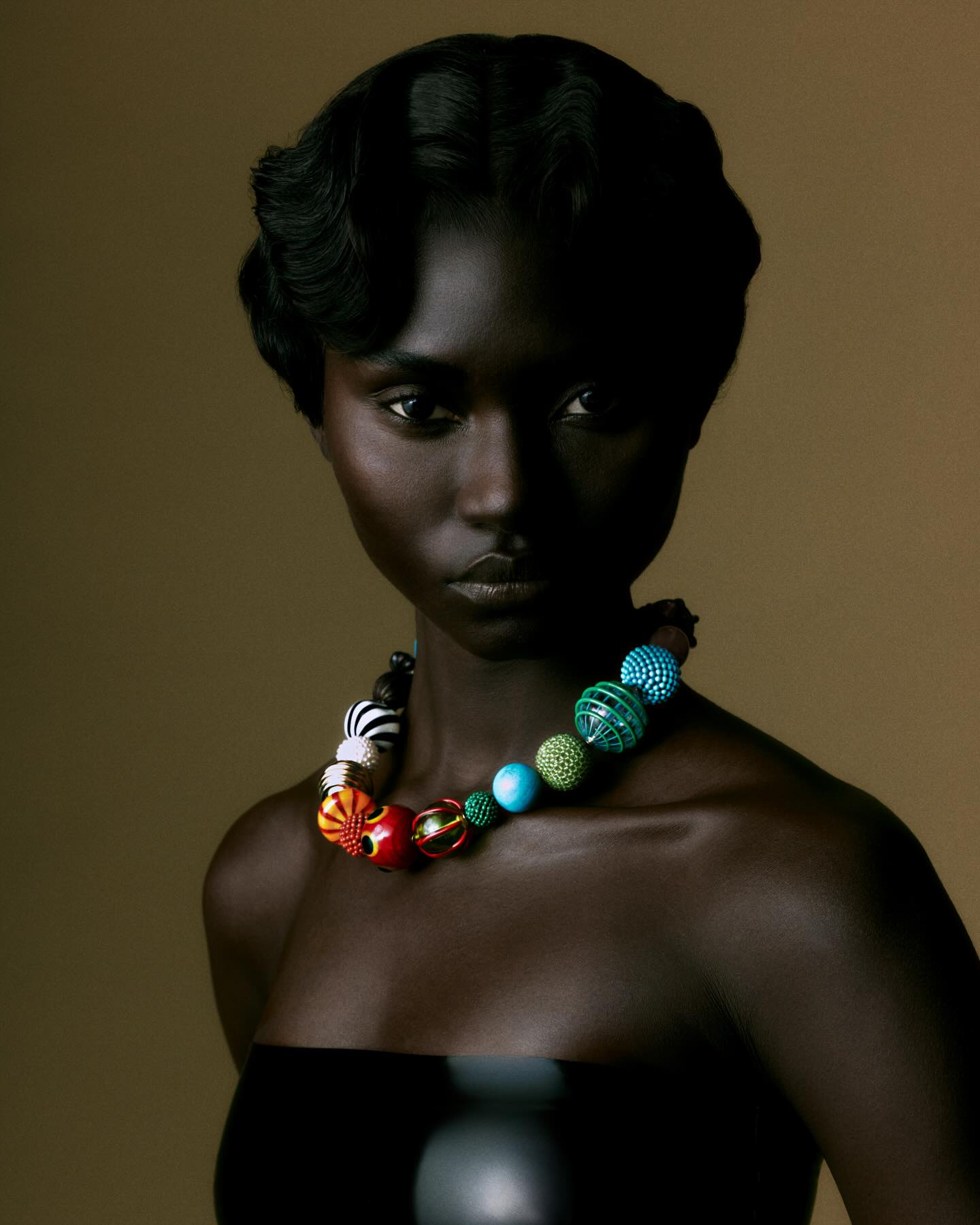 Entre o real e o imaginado, a SAUER apresenta Impossible Flora, coleção que transforma a botânica em um exercício de imaginação.
Lançada durante a SP-Arte, a novidade parte de espécies inexistentes para criar joias que unem arte, ciência e liberdade criativa. Sob direção de Stephanie Wenk, as peças exploram materiais como águas-marinhas esculpidas, vidro de Murano e porcelana pintada à mão, combinados a gemas preciosas.
O resultado é uma coleção que desafia a lógica da natureza e propõe um novo olhar sobre o que pode florescer.
Confira mais no link da bio.
#Sauer #ImpossibleFlora #AltaJoalheria #SPArte #JewelryDesign LuxuryJewelry ArteEJoalheria DesignContemporaneo MuranoGlass