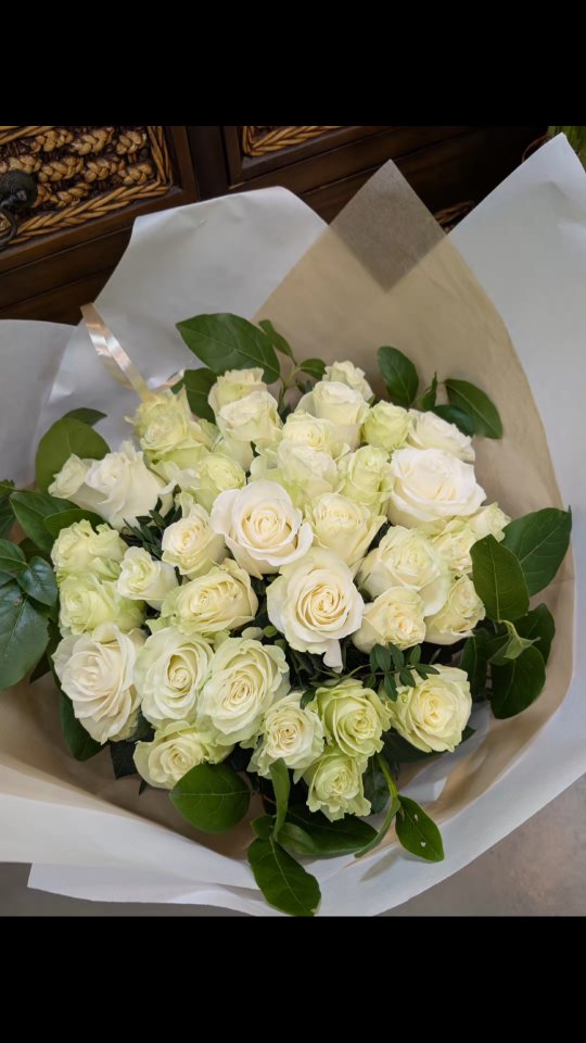 La rose blanche 🤍
Symbole de pureté, d’élégance et de sincérité, elle traverse le temps avec délicatesse. Parfaite pour exprimer des émotions simples et vraies, elle apporte une touche de douceur à chaque instant.
Chaque création est pensée avec passion pour sublimer vos moments 🌿
#fleuriste #artisanfleuriste #rosesblanches #nice #fleuristenice