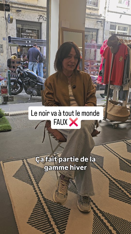 Le noir va à tout le monde ? Non.
Cette couleur que tu portes par défaut peut te vieillir, te ternir, t’effacer.
La colorimétrie c’est pas un délire de styliste. C’est la science des couleurs qui te mettent en valeur — et celles qui te desservent.
Dans cette vidéo on t’explique pourquoi le noir est peut-être ton pire ennemi. 👇
Envoie “COULEUR” en DM pour découvrir les tiennes.