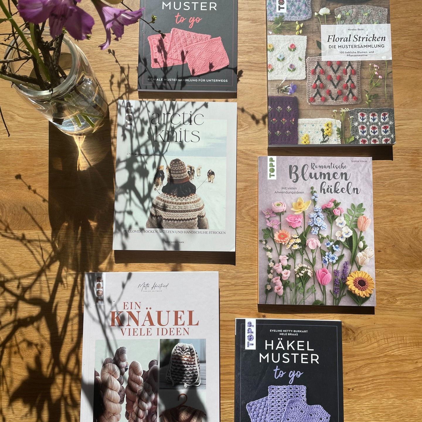 Bei Büchern habe ich zwei Schwächen: schöne Kochbücher und Handarbeitsbücher. Beide haben kein Ablaufdatum und sind unendliche Quellen der Inspiration. Einige solcher wunderbaren Handarbeitsbücher sind im Fibre Atelier eingetroffen.
Bei der Auswahl habe ich darauf geachtet, dass viele Bücher dabei sind, die sich ideal für die zahlreichen Wollreste eignen, die noch zu Hause herumliegen.
#fibreatelier
#toppcreativ
#frechverlag