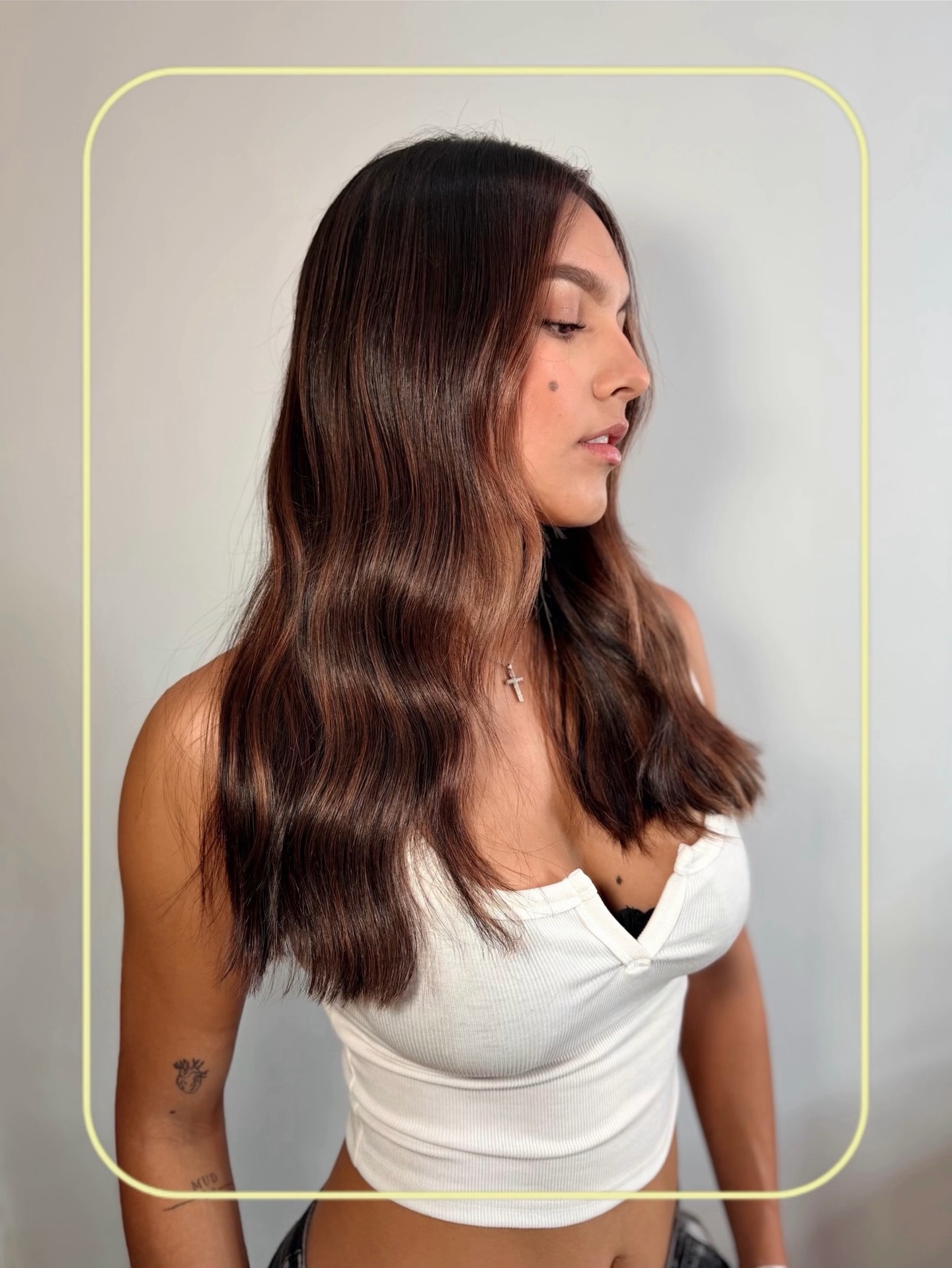 📸📸📸 Rich brunette tones with soft dimension and effortless movement.
Color designed to enhance, not overpower.
@fabian_mrtsalon @fabian_gm9415
#brunettehair #dimensionalcolor #luxuryhair #glossyhair #mrtsalon