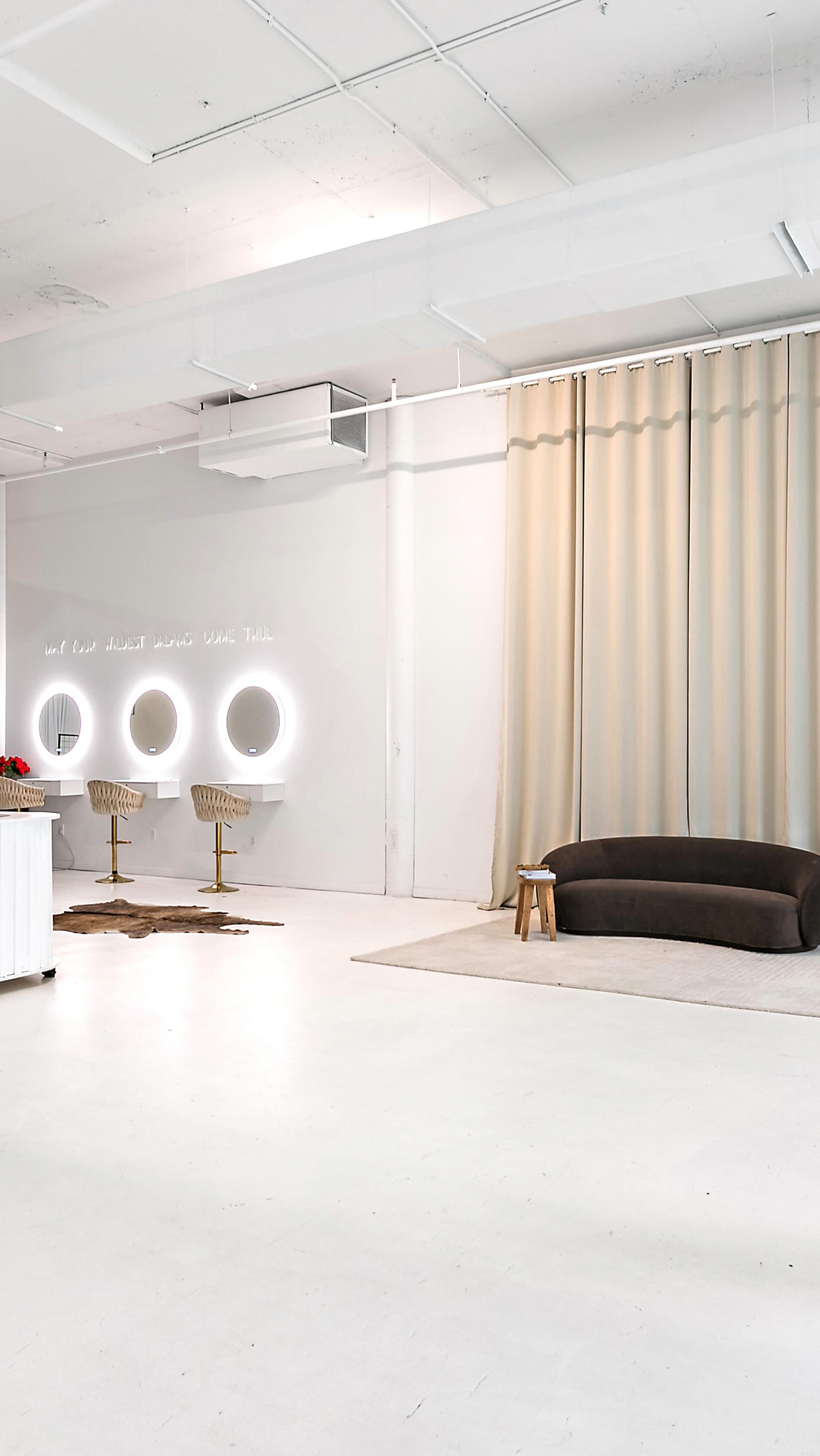 I mean…Got to give it to her though 😹🤷♀️ What’s your favorite part of the studio 👀?
#jacksonvillestudio #creativespace