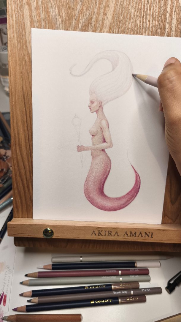 #WIP I've been solely working with grey graphite pencils for a while so decided to give coloured pencils a go. I'm working on a mermaid with a pink eel type finn. I was inspired by the slightly muted colour choices within the @castleartsofficial harmonious palette. Hopefully I'll finish this, along with some others for #mermay 🧜🏾♀️
#folkloreart #colourpencilart #castleartsupplies
