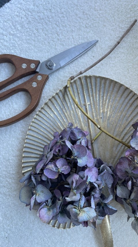 The not so glamorous side of artificial flowers and floral artistry is the prep work to create the mechanics for arrangements.
A bit of ASMR for you and socks to prevent my feet from getting cut to ribbons by the damn chicken wire. That stuff is absolutely savage.
But although it's not glamorous, doing this is essential and quite therapeutic actually and also means I get to create beautiful faux flower arrangements foam-free.
#meadowandtea #fauxflowersofinstagram #asmrsounds #flowerarranging #artificialflowersnz