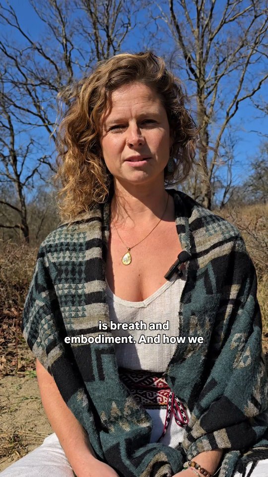 :》》Ik vroeg haar: "What is your gift that you bring into the retreat?"
Dit was Ashleigh haar reactie 🌹
De adem is haar medicijn.
En de manier waarop Ashleigh vrouwen begeleidt in ademreizen is zacht en krachtig tegelijk.
Ze draagt de cirkels en vrouwen vanuit jarenlange ervaring. Als fysiotherapeut, somatisch & energetisch therapeut en ademtherapeut.
Tijdens het Inner Witch Retreat werken we op verschillende manieren samen met de kracht van adem.
Hetgeen wat bij je is vanaf je eerste inadem tot je laatste uitademing. Het geeft je het leven.
En via de adem kun je jouw lichaam en zenuwstelsel reguleren, tot rust brengen en energie wat geblokkeerd is helen en de ruimte geven.
♥️
Ashleigh is co-host van het Inner Witch Retreat van 6-10 mei in NL @avaniretreat
Link in de bio voor meer info.