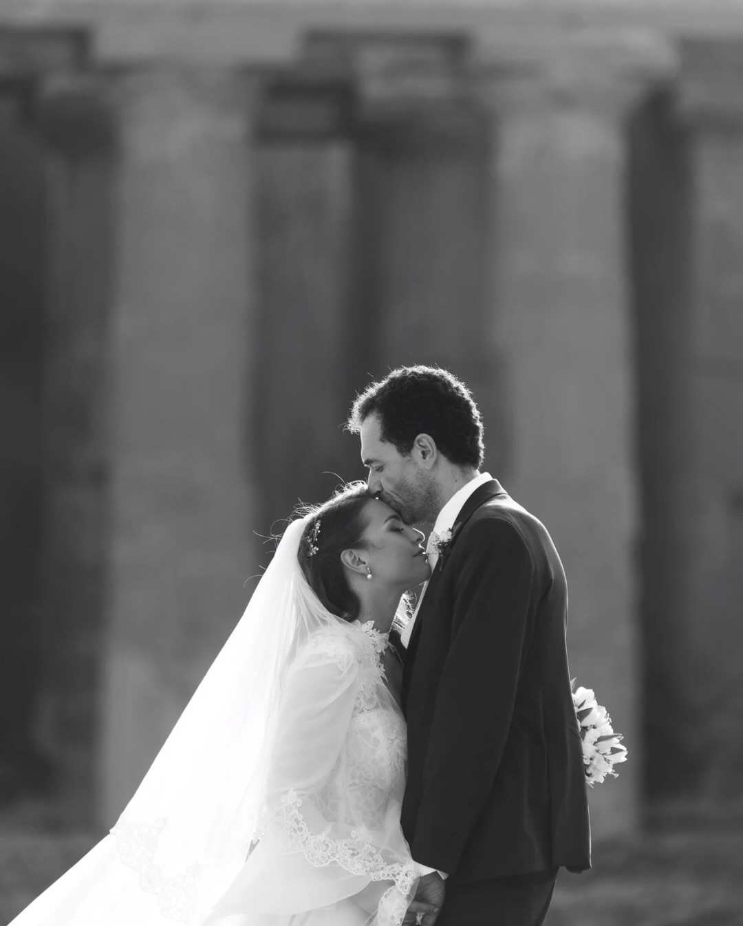 Ogni matrimonio per noi è un incontro: tra la loro storia e il nostro sguardo.
Non arriviamo mai per “scattare”, ma per ascoltare — la luce, i gesti, le pause, le emozioni che non si dicono ma si mostrano.
In questo matrimonio abbiamo seguito il filo invisibile che lega due persone:
la delicatezza dei preparativi, la forza delle promesse, la gioia che esplode quando tutto diventa reale.
E lo abbiamo fatto come sempre: con discrezione, con rispetto, con quella sensibilità che ci permette di entrare senza mai disturbare.
Il nostro lavoro non è creare qualcosa di perfetto.
È rivelare ciò che è vero: la loro intimità, la loro energia, il loro modo unico di amarsi.
Perché ogni coppia è diversa.
E il nostro compito è custodire quella differenza, trasformandola in immagini che parlano da sole — oggi, domani, e ogni volta che torneranno a guardarle.