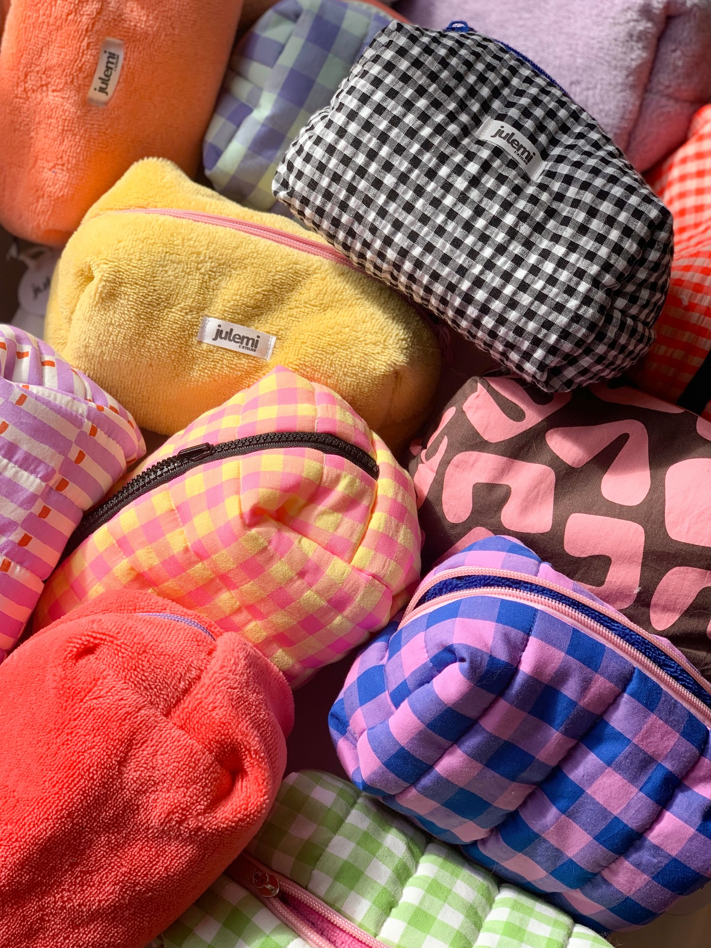 🤩 on aimerait les collectionner!
Les nouvelles trousses de toilette matelassées @atelier_julemi aux motifs et couleurs pop sont à tomber! Tissus molletonnés, motif vichy déclinés en couleurs printanières ou imprimés pop, tu trouveras forcément un modèle à adopter!
Et le petit +? La plupart des modèles sont réversibles.
Trousse de toilette réversible: 35.-
Trousse de toilette simple: 29.-