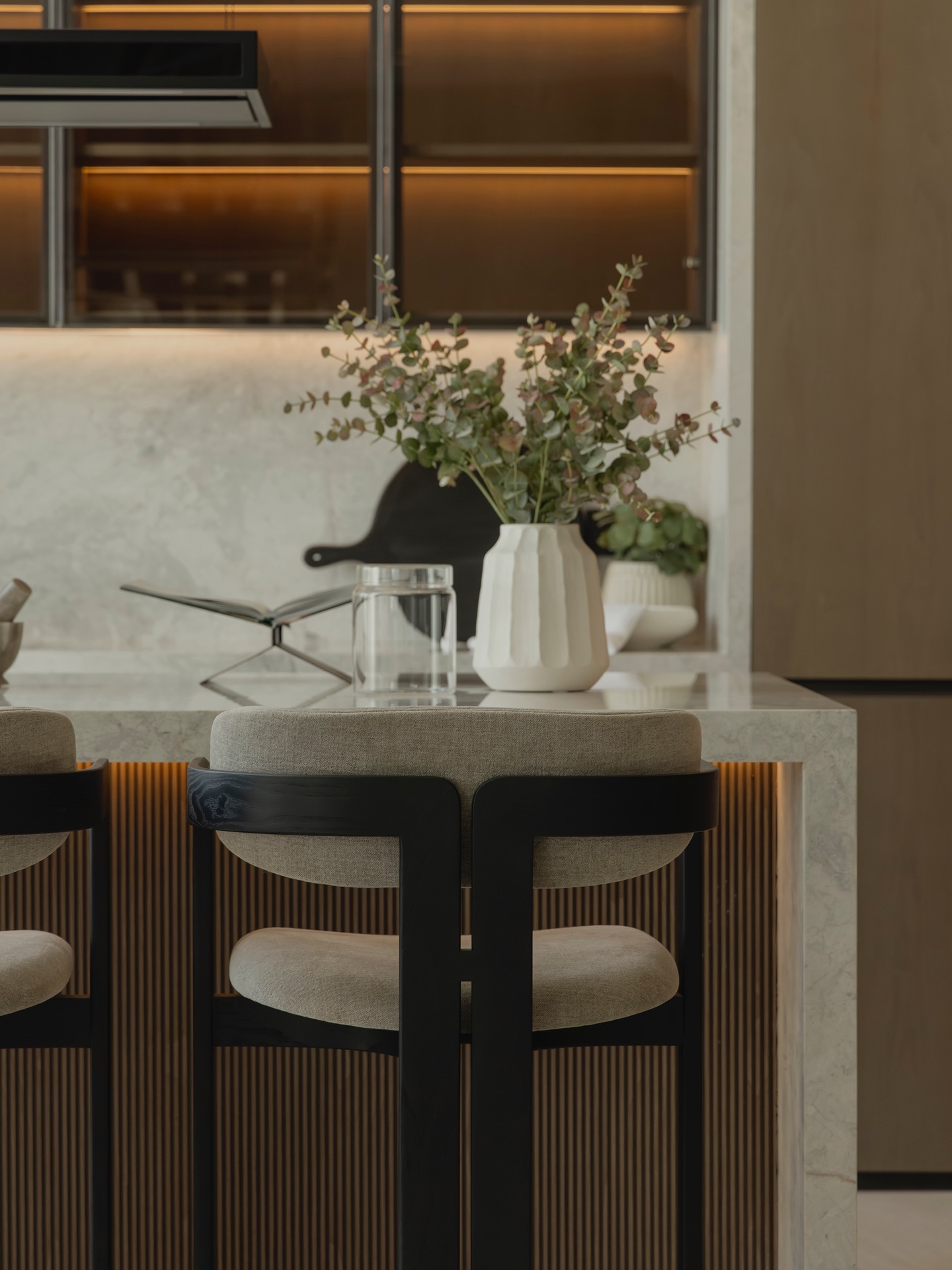Curated dining and living vignettes showcasing rich materials, ambient lighting, and artisanal accents. A sophisticated balance of form and function, embodying modern luxury living.
Photographer: @toozestudio
Developer: @livdevelopers