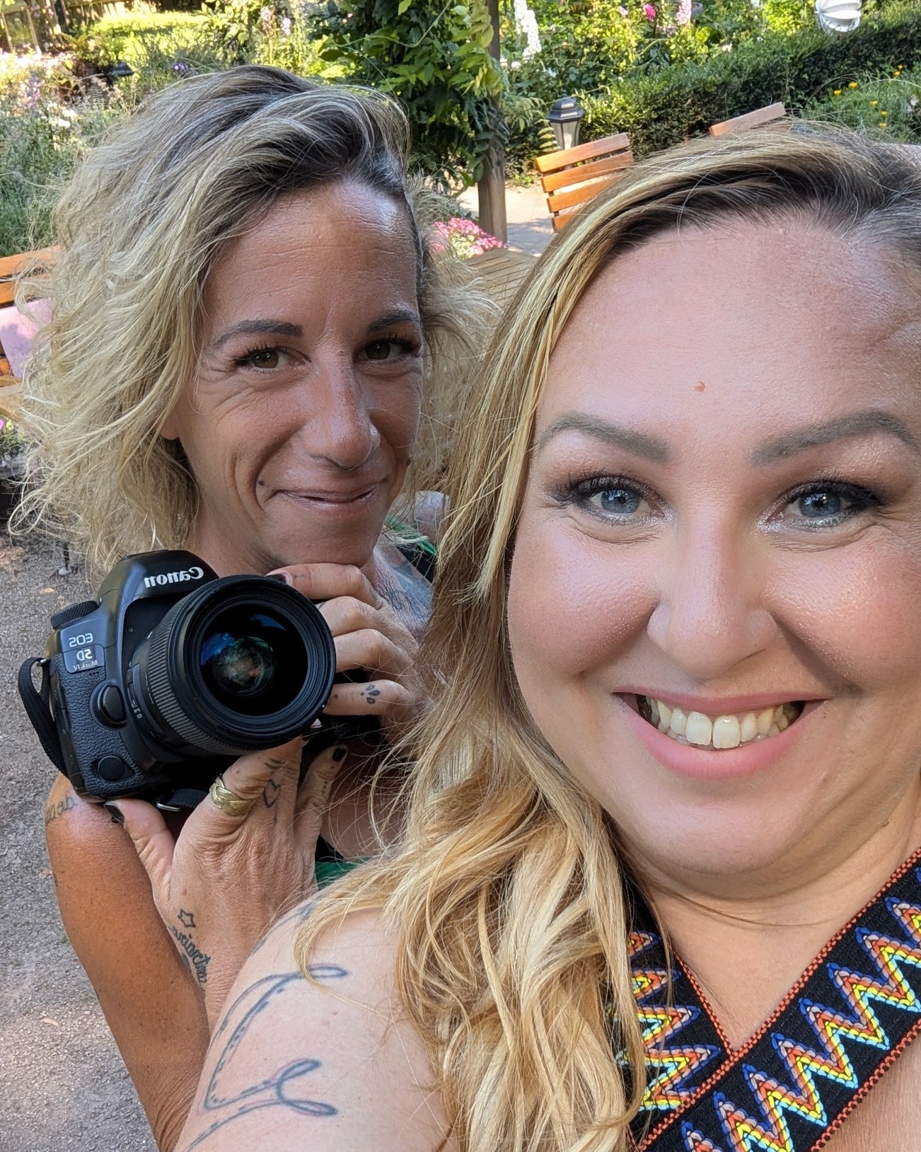 « AU PIRE, ELLE DIRA NON ! » 🪓
Aujourd'hui, je continue ma série sur mes "Business Besties" avec une femme qui est un véritable arc-en-ciel de paillettes dans la nuit : ma Babouch (@babouchkatelier).
Notre histoire a commencé à l'époque de mon événement, le Wild in Love Festival. Je voyais cette petite nana sur les réseaux : sa lumière, son talent, sa joie contagieuse. Je la voulais absolument dans ma "Wild Team".
Mais elle avait déjà une belle notoriété, et pour être honnête, elle m'intimidait énormément. Je me disais qu'elle était trop connue et qu'elle refuserait. Et puis j'ai appliqué la règle de base de l'audace : j'ai osé, tout simplement. Je me suis dit : "Au pire, elle dira non." Et elle a dit un grand OUIIII.
Depuis ce jour, nos vies (et nos filles !) sont liées.
En tant que femme neuroatypique, j'ai passé ma vie à porter des masques pour paraître "normale" ou "pro". Se retrouver face à un objectif, c'est souvent la panique, la tentation de remettre ce masque lisse et contrôlé.
Mais Babouch a un pouvoir magique. Pendant les shootings, elle te guide, te parle, te raconte des histoires, te fait des blagues... et sans que tu t'en rendes compte, tu ne poses plus. Le masque tombe. Elle saisit l'instant suspendu, l'émotion brute, ta véritable essence.
Si on se comprend aussi bien aujourd'hui, si elle a cet effet miroir sur moi, c'est parce que nous partageons la même chose : notre chaos intérieur.
Je suis en admiration totale devant ce petit bout de femme, capable de transmuter ses peurs, ses doutes et ses épreuves en véritable magie photographique. (D'ailleurs, allez prendre votre dose de boost quotidien sur son canal WhatsApp, c'est de l'or en barre).
C'est exactement pour rassembler ces femmes atypiques et intenses que j'ai créé Le Cercle des Patronnes. Un QG stratégique où l'on arrête de bricoler pour architecturer son business, soutenue par une tribu qui parle la même langue que toi.
Si tu cherches ta communauté pour faire éclore ton prochain chapitre : Tu trouveras le lien dans ma bio
Ose être toi, bordel ! 🪓
(PS : Ma Babouch, ça fait trop longtemps qu'on ne s'est pas vues. On le prend quand ce café, bordel ?)